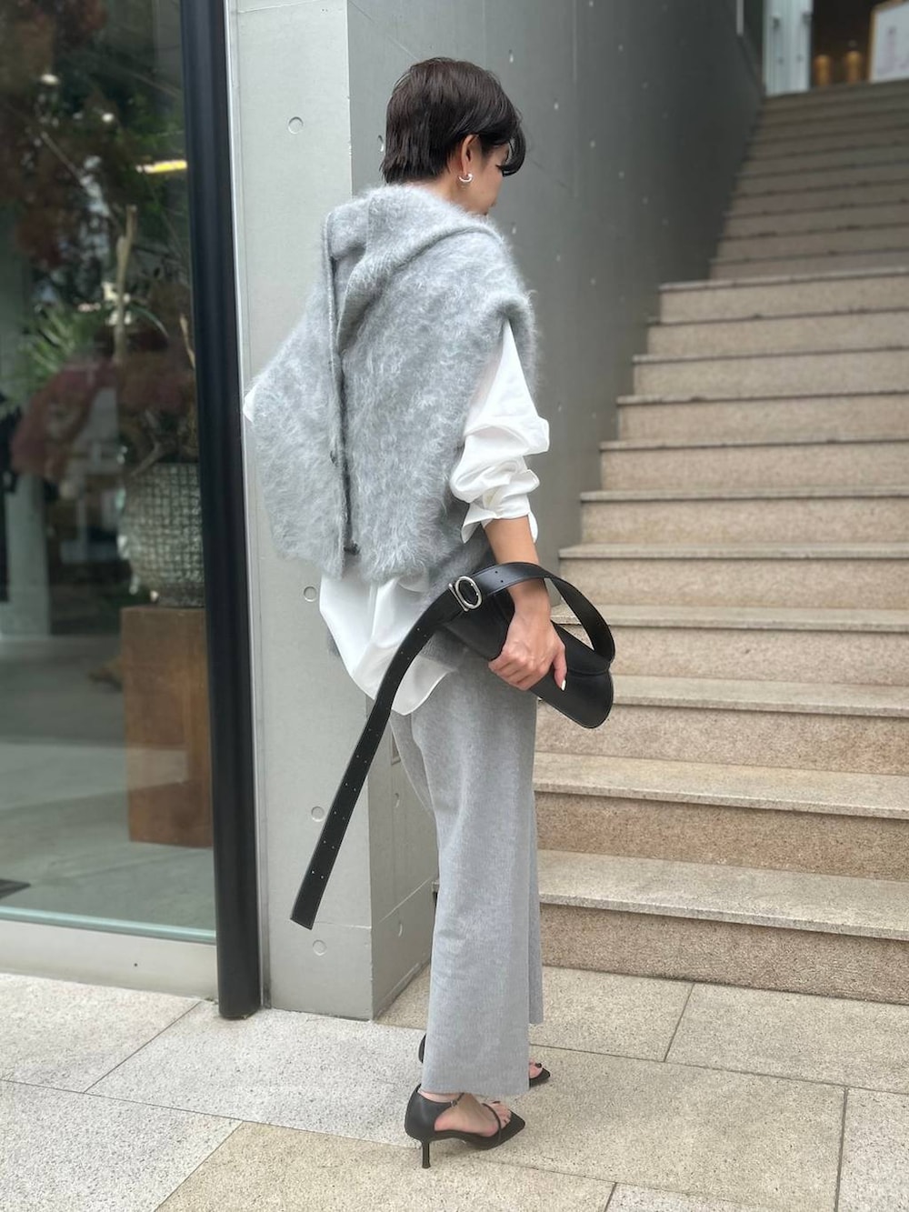 グレー系のスウェットパンツ、ホワイト系のチューブトップ、ホワイト系のTシャツ/カットソーを着用したレディースの夏コーディネートの4枚目の写真