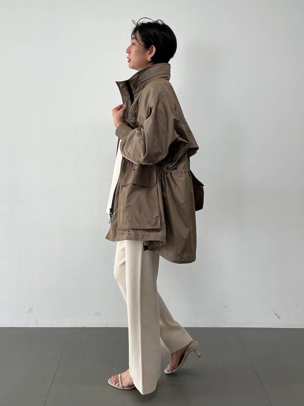 ホワイト系のシャツ/ブラウス、ベージュ系のベスト、ベージュ系のブルゾンを着用したレディースの冬コーディネートの3枚目の写真