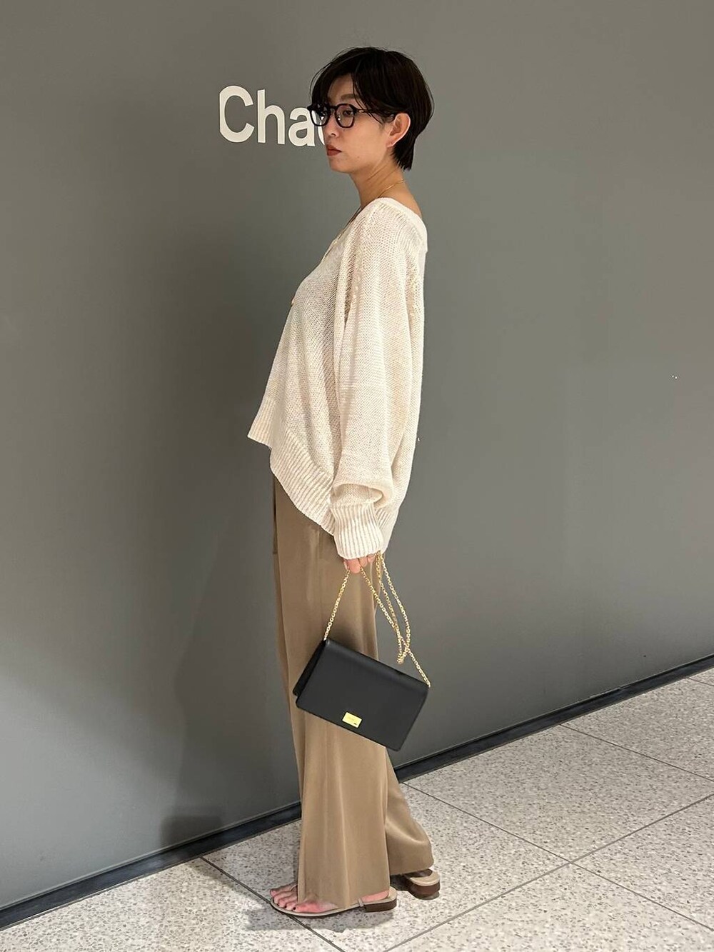 ベージュ系のその他パンツ、ホワイト系のニット/セーターを着用したレディースの夏コーディネートの4枚目の写真