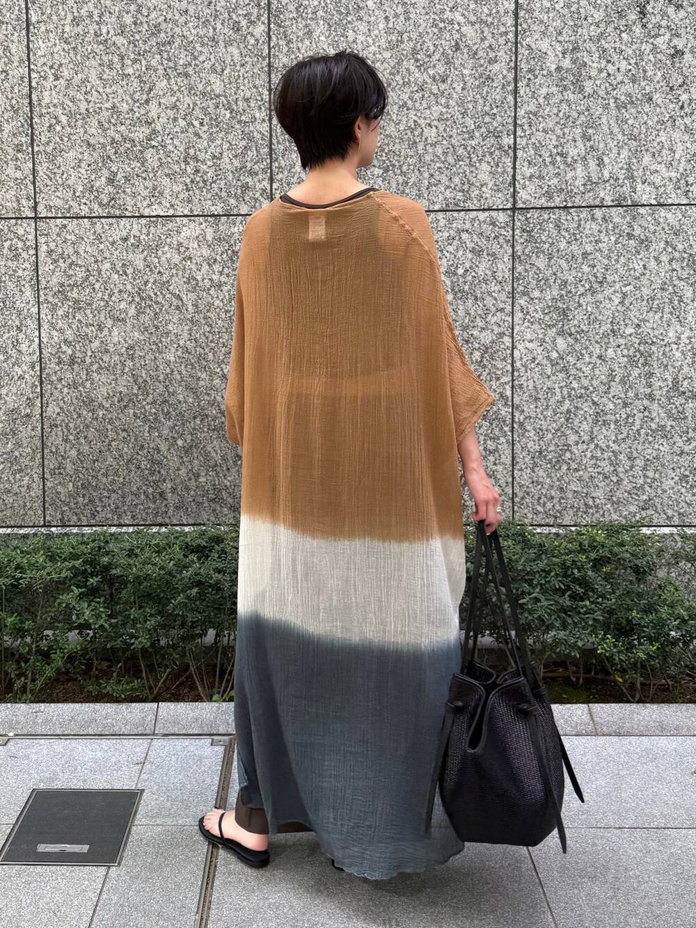 ベージュ系のワンピース、ブラウン系の水着、ブラウン系の水着を着用したレディースの春コーディネートの4枚目の写真