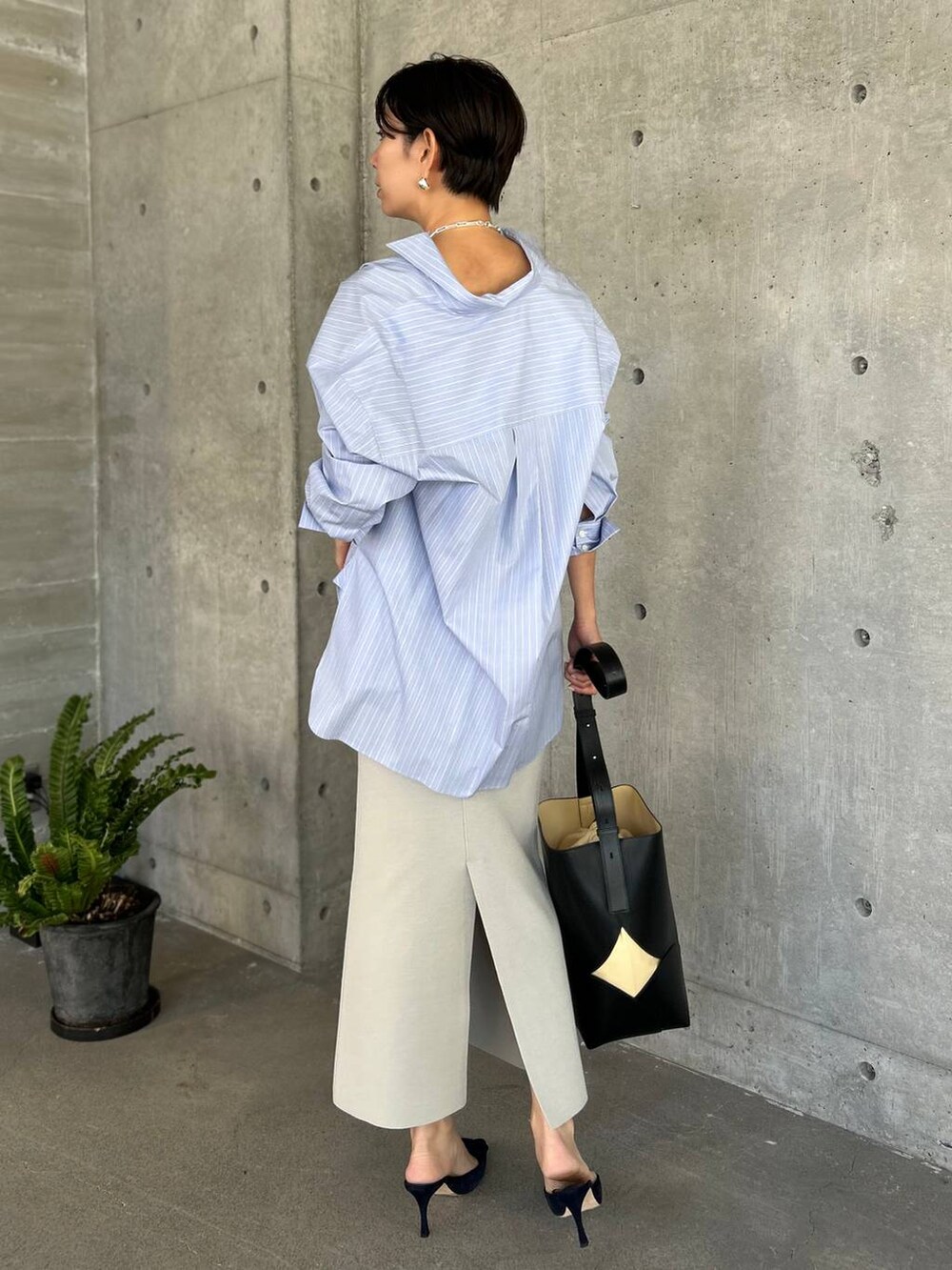 ブルー系のシャツ/ブラウス、グレー系のタンクトップ、グレー系のスカートを着用したレディースの夏コーディネートの3枚目の写真