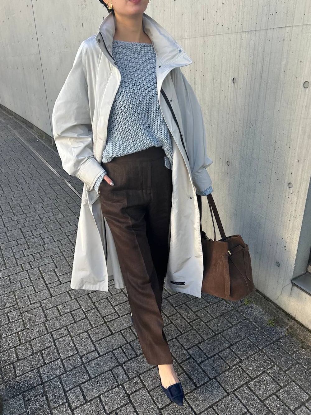 ブルー系のニット/セーター、ホワイト系のその他トップス、グレー系のナイロンジャケットを着用したレディースの冬コーディネートの4枚目の写真