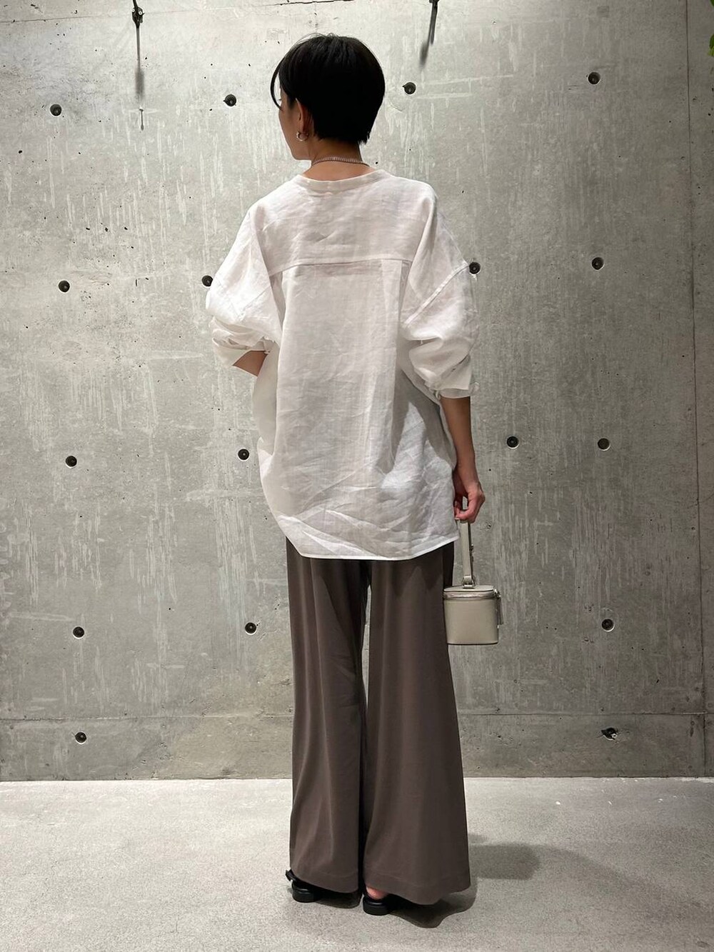 ホワイト系のその他トップス、ブラウン系のその他パンツ、ホワイト系のシャツ/ブラウスを着用したレディースの夏コーディネートの5枚目の写真