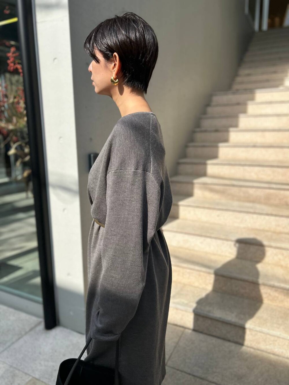 ブラウン系のニット/セーター、ブラウン系のその他パンツ、ブラウン系のカーディガン/ボレロを着用したレディースの秋コーディネートの6枚目の写真