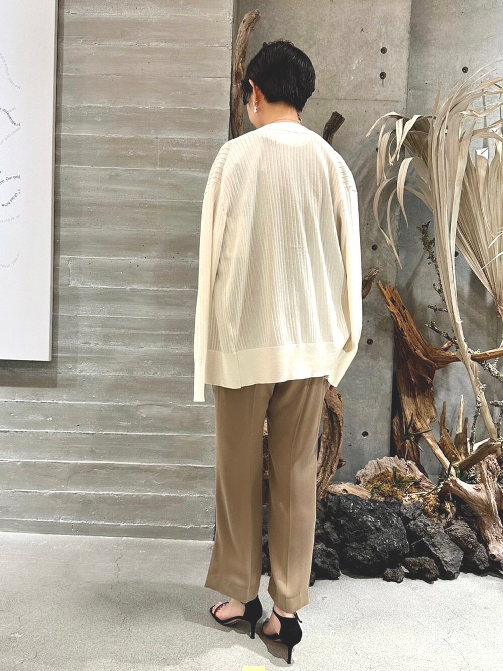 ブラウン系のその他パンツ、ブラック系のサンダル、ベージュ系のカーディガン/ボレロを着用したレディースの春コーディネートの3枚目の写真