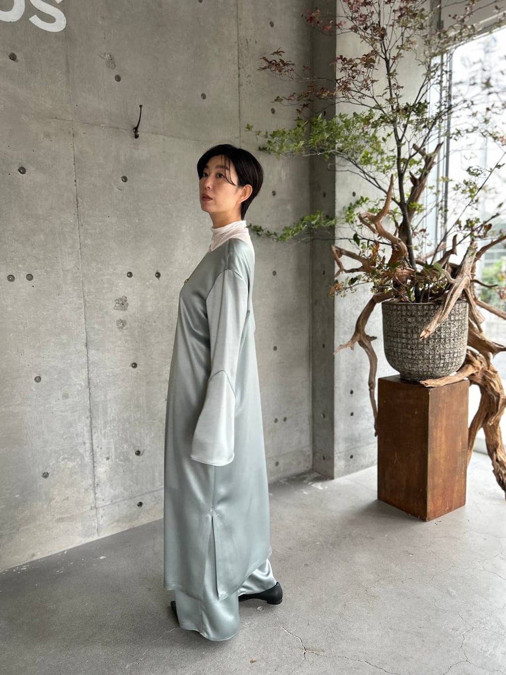 ホワイト系のその他トップス、グリーン系のその他パンツ、グリーン系のワンピースを着用したレディースの秋コーディネートの4枚目の写真