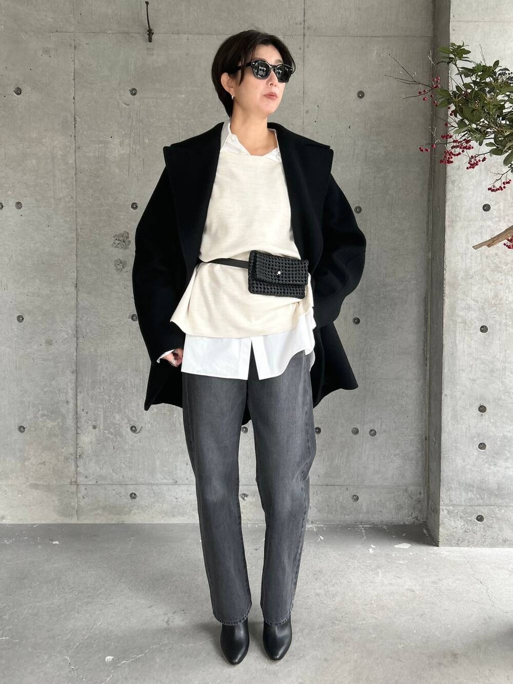 ブラック系のデニムパンツ、ホワイト系のシャツ/ブラウス、ブラック系のボディバッグ/ウエストポーチを着用したレディースの秋コーディネートの6枚目の写真