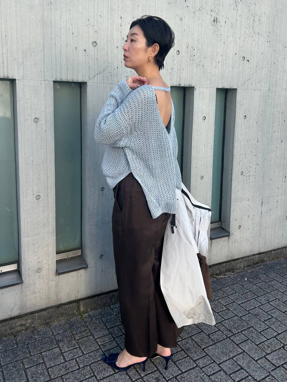 ブルー系のニット/セーター、ホワイト系のその他トップス、グレー系のナイロンジャケットを着用したレディースの冬コーディネートの9枚目の写真