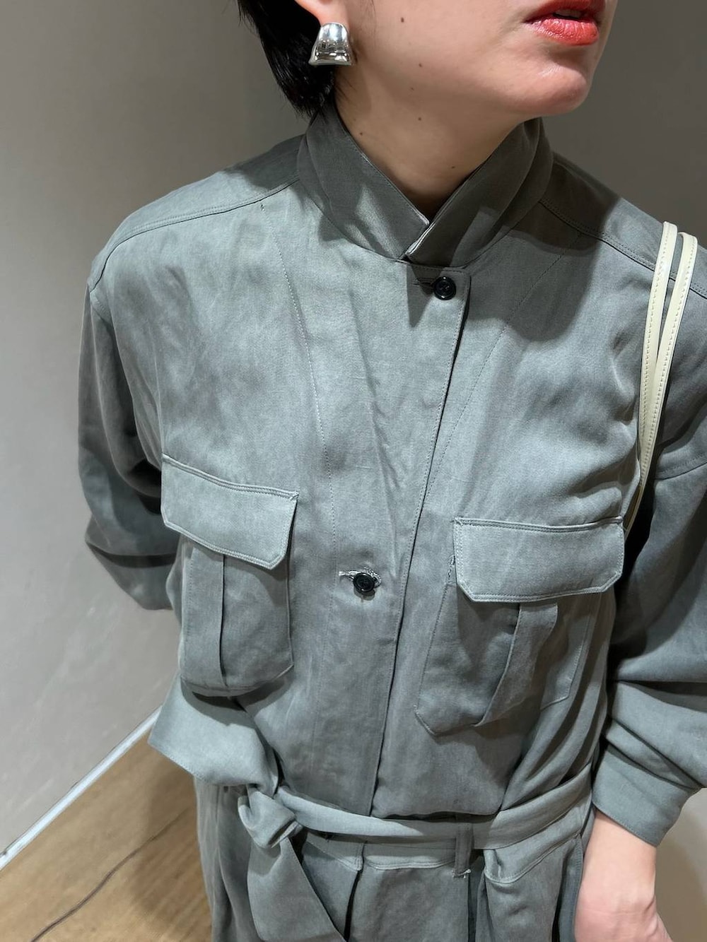 グリーン系のつなぎ/オールインワンを着用したレディースの春コーディネートの8枚目の写真