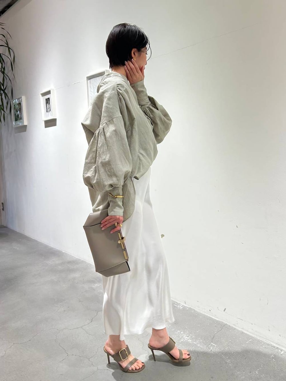 グリーン系のシャツ/ブラウス、ホワイト系のスカートを着用したレディースの春コーディネートの4枚目の写真