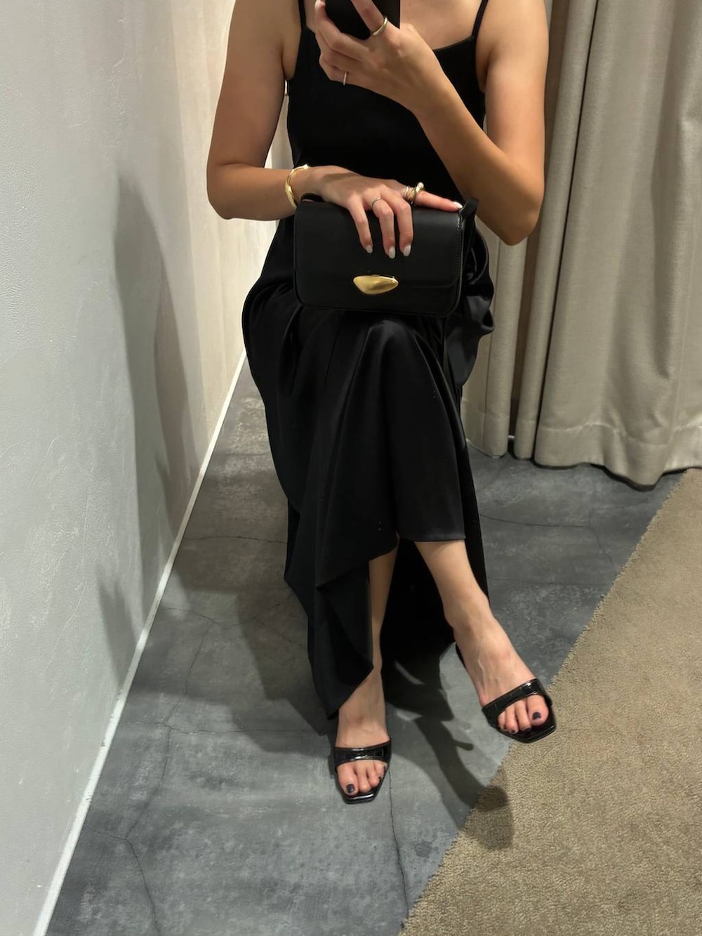 ブラック系のその他アウター、ブラック系のその他パンツ、ブラック系のワンピースを着用したレディースの夏コーディネートの7枚目の写真