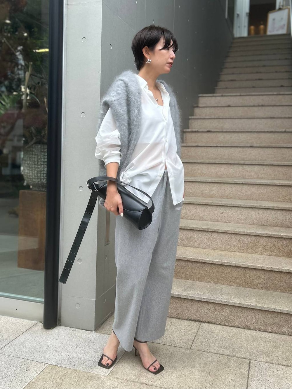 グレー系のスウェットパンツ、ホワイト系のチューブトップ、ホワイト系のTシャツ/カットソーを着用したレディースの夏コーディネートの2枚目の写真