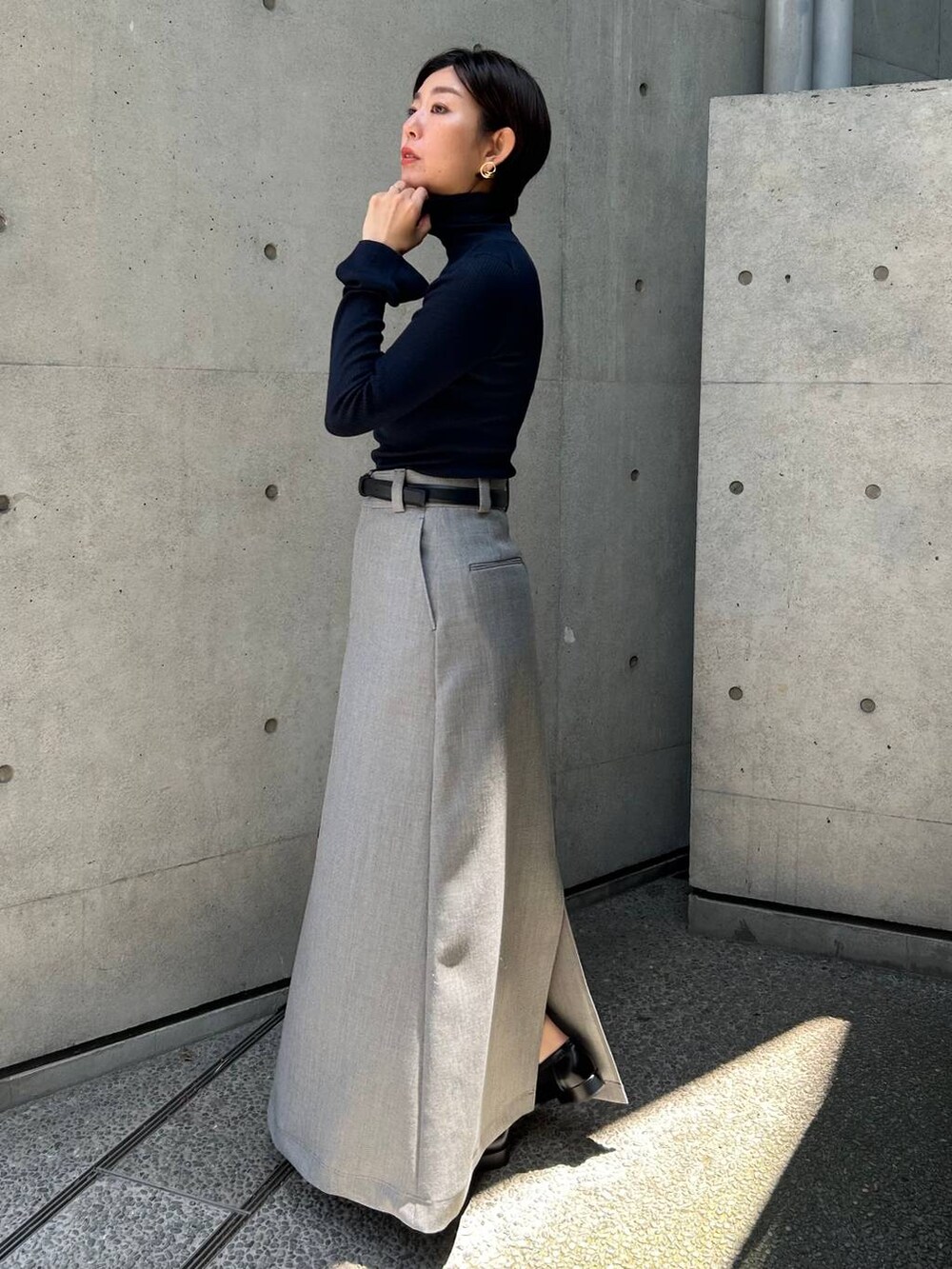 ブルー系のその他アウター、ブルー系のニット/セーター、グレー系のスカートを着用したレディースの秋コーディネートの2枚目の写真