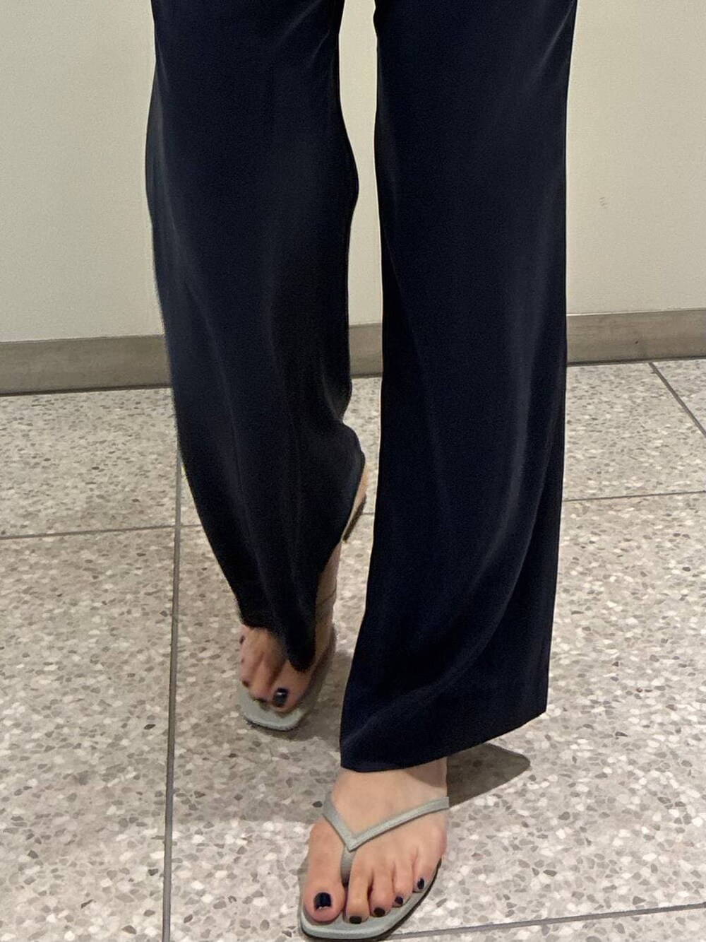 ブルー系のその他パンツ、ブルー系のシャツ/ブラウス、ホワイト系のニット/セーターを着用したレディースの夏コーディネートの9枚目の写真