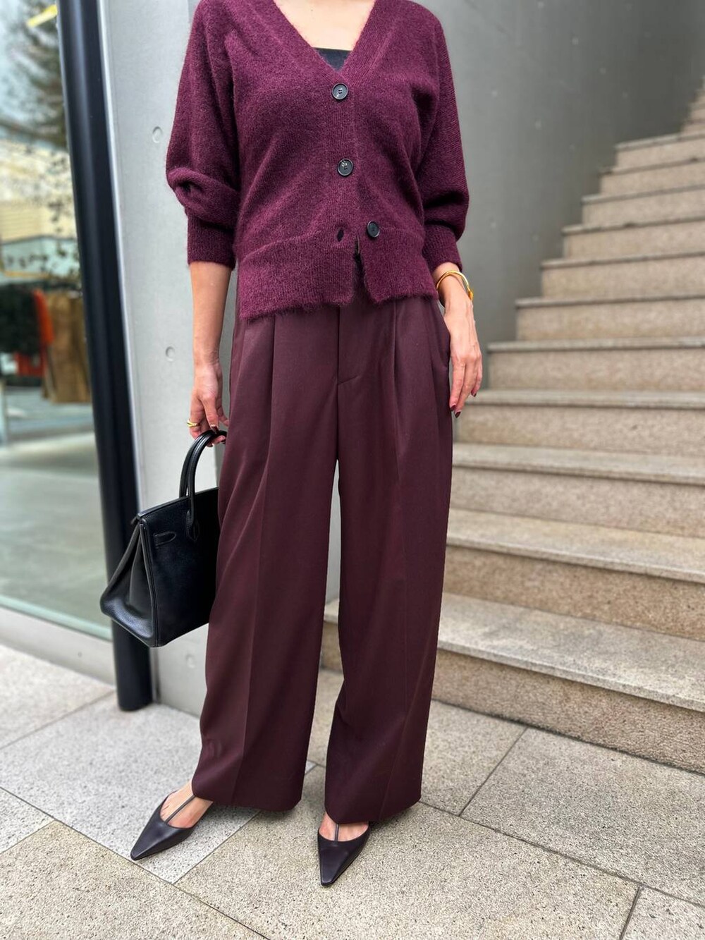 ブラック系のチューブトップ、ブラウン系のベルトを着用したレディースの秋コーディネートの8枚目の写真