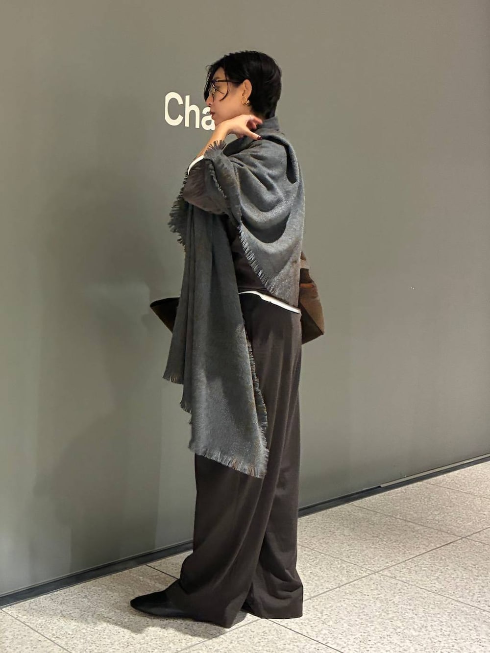 グレー系のその他パンツ、ホワイト系のTシャツ/カットソー、ブラウン系のTシャツ/カットソーを着用したレディースの秋コーディネートの2枚目の写真