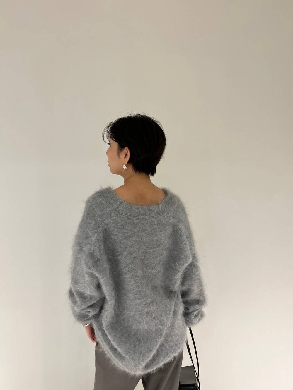 ブラウン系のスウェットパンツ、グレー系のカーディガン/ボレロを着用したレディースの夏コーディネートの9枚目の写真