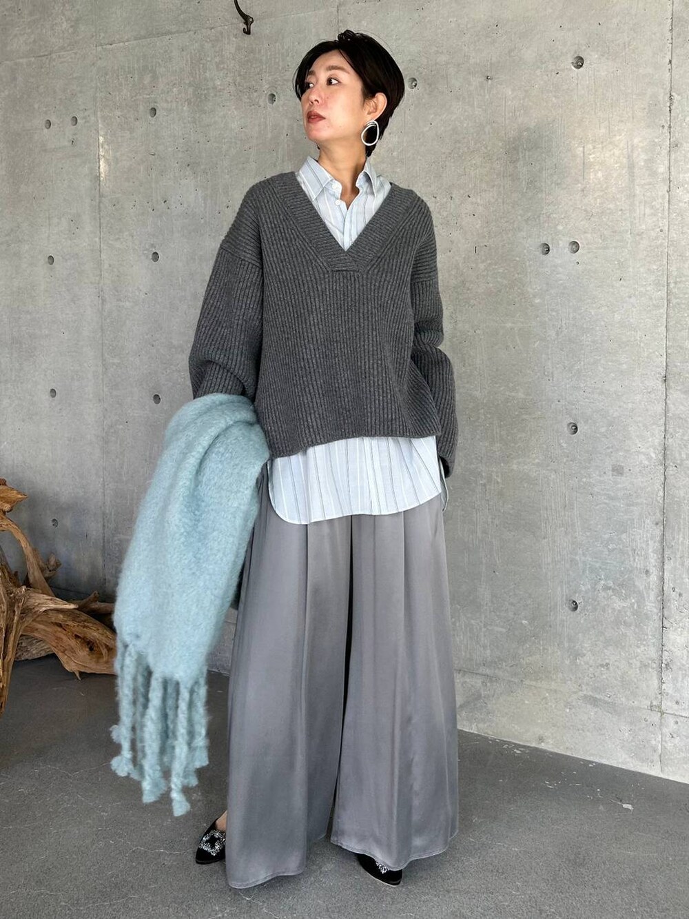 グレー系のその他パンツ、その他のシャツ/ブラウス、ブラック系のノーカラーコートを着用したレディースの秋コーディネートの3枚目の写真