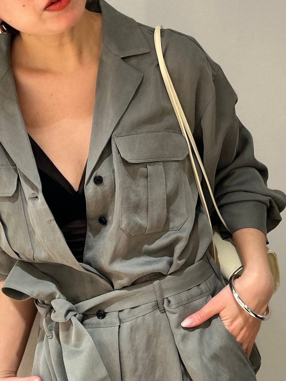 グリーン系のつなぎ/オールインワンを着用したレディースの春コーディネートの5枚目の写真