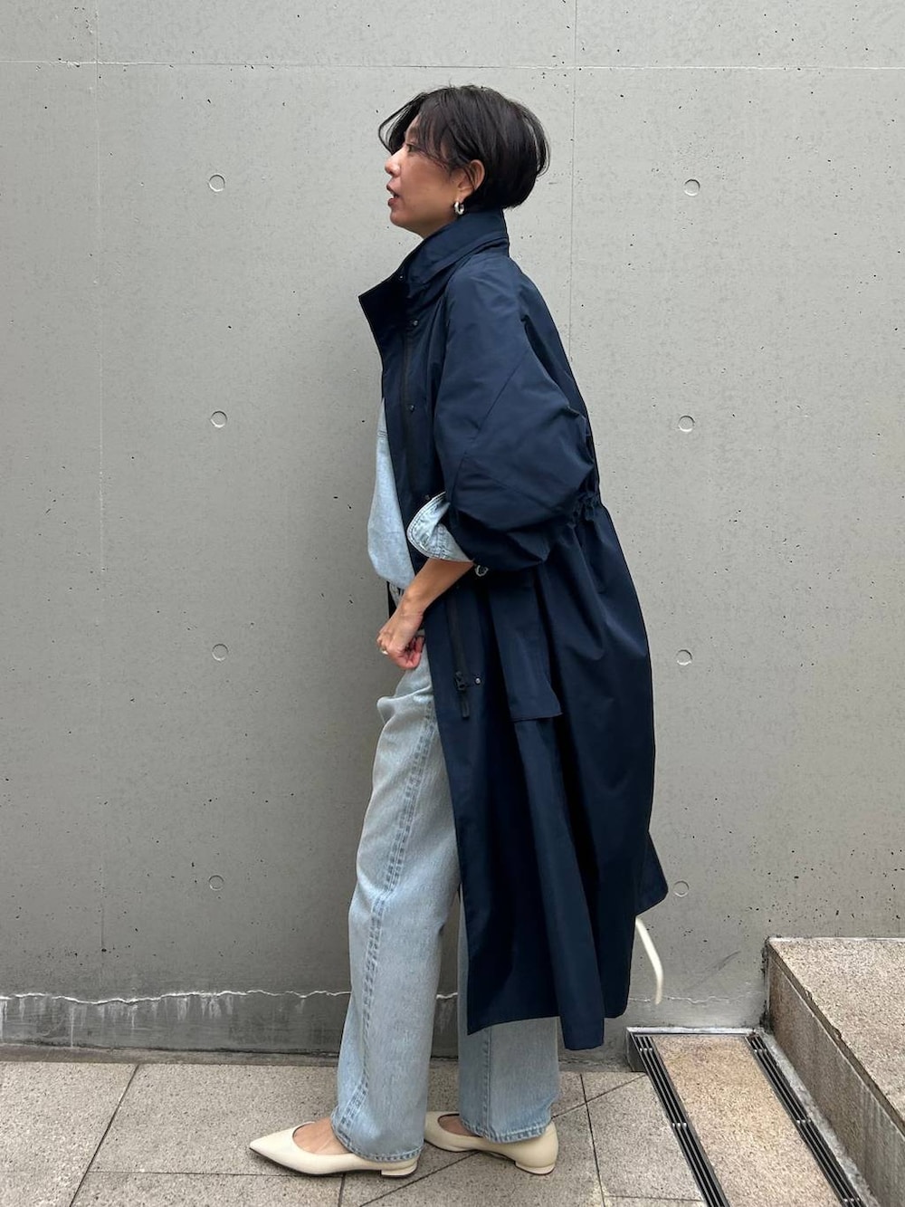 ブルー系のシャツ/ブラウス、ブルー系のデニムパンツ、シルバー系のネックレスを着用したレディースの冬コーディネートの3枚目の写真