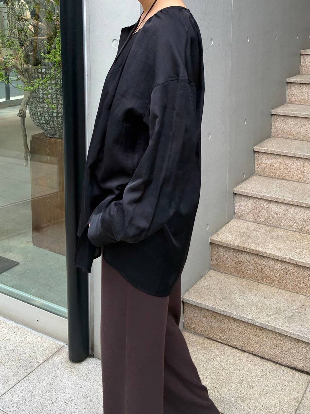 ブラック系のシャツ/ブラウス、ブラウン系のその他パンツを着用したレディースの春コーディネートの6枚目の写真