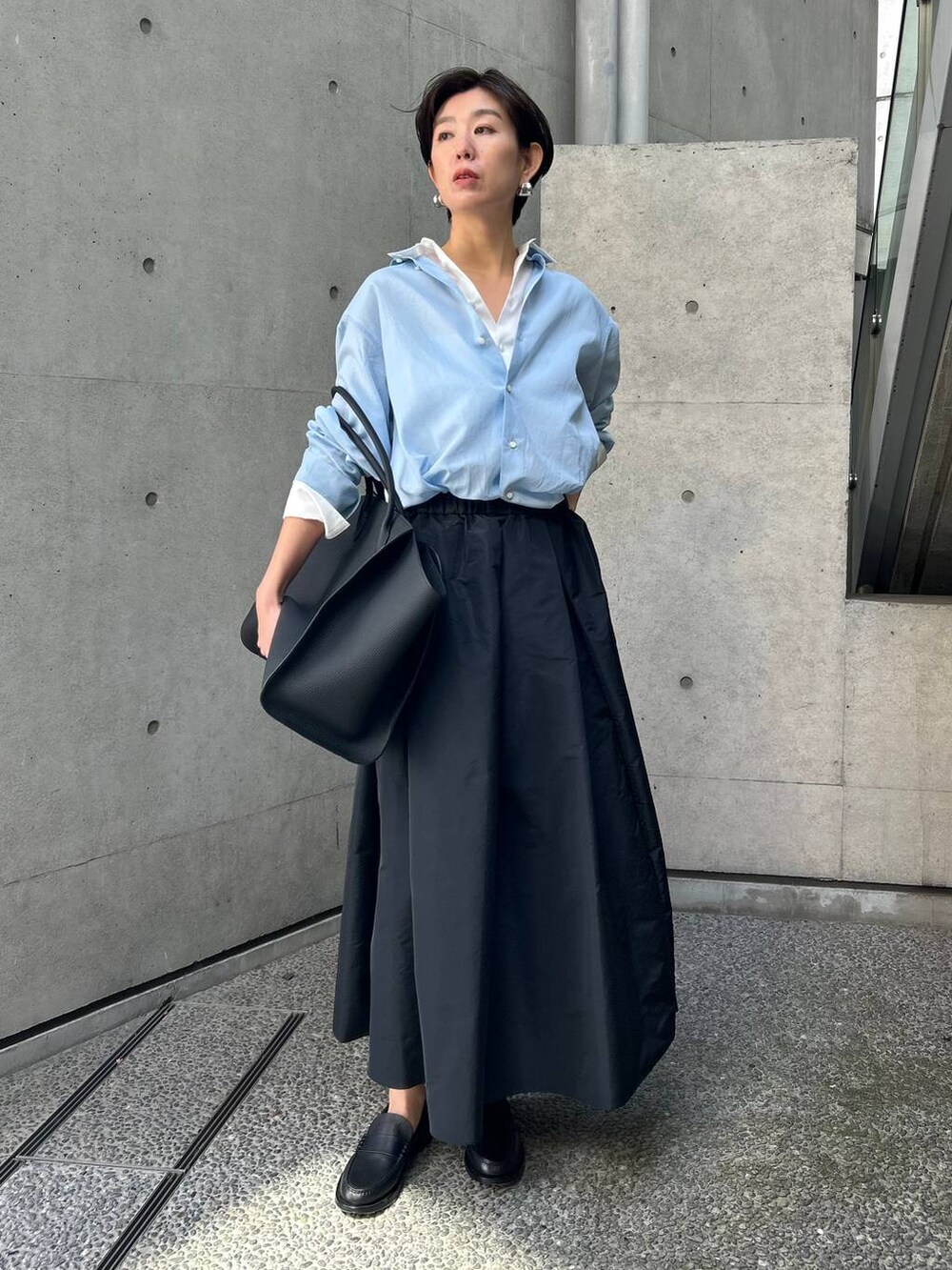 ホワイト系のシャツ/ブラウス、ブルー系のシャツ/ブラウスを着用したレディースの春コーディネートの2枚目の写真