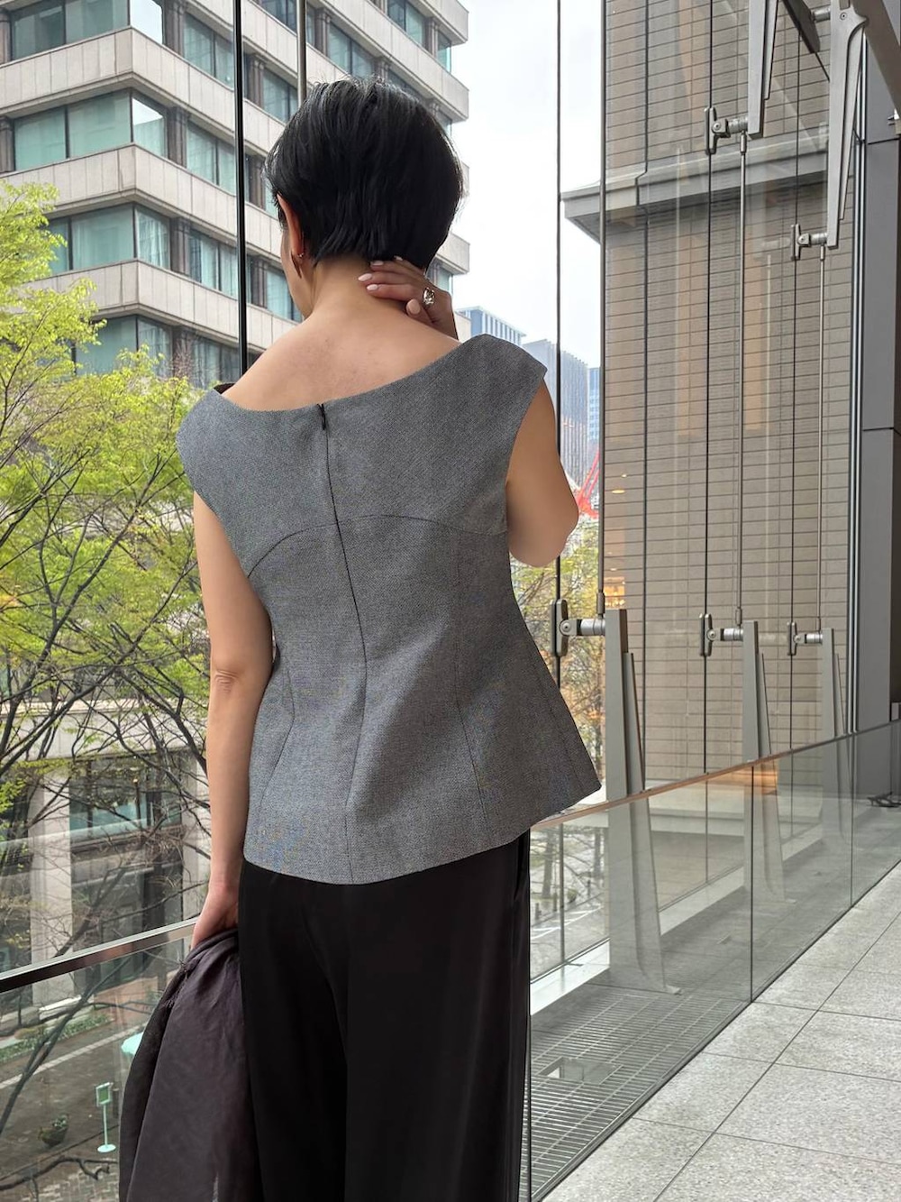 ブラック系のその他パンツ、ホワイト系のその他トップス、ブラウン系のストール/ショールを着用したレディースの春コーディネートの7枚目の写真