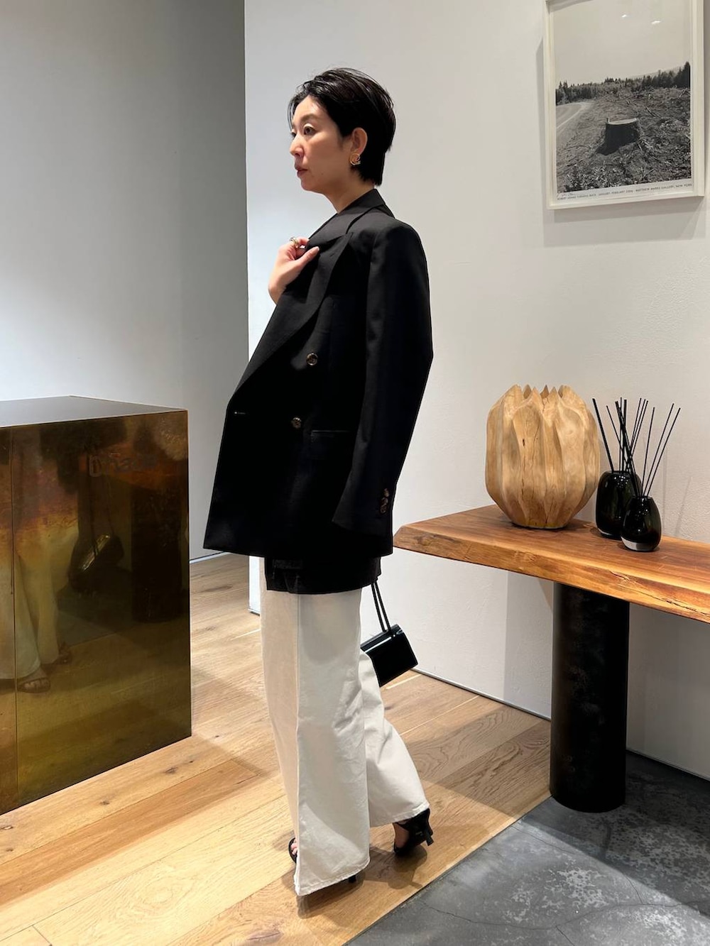 ホワイト系のデニムパンツ、グレー系のニット/セーター、グレー系のカーディガン/ボレロを着用したレディースの春コーディネートの4枚目の写真