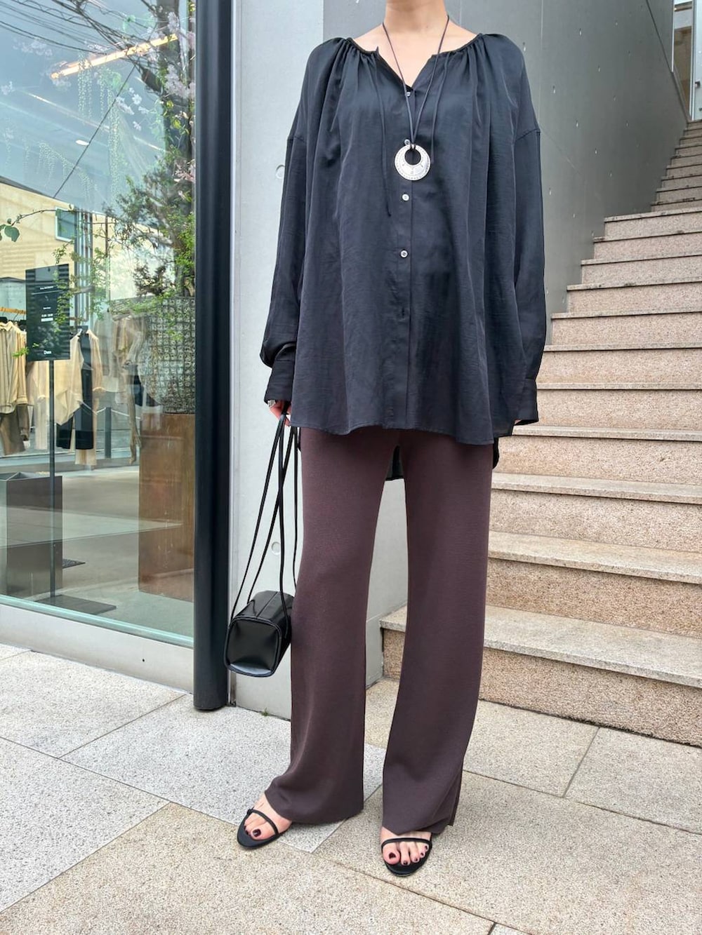 ブラック系のシャツ/ブラウス、ブラウン系のその他パンツを着用したレディースの春コーディネートの8枚目の写真