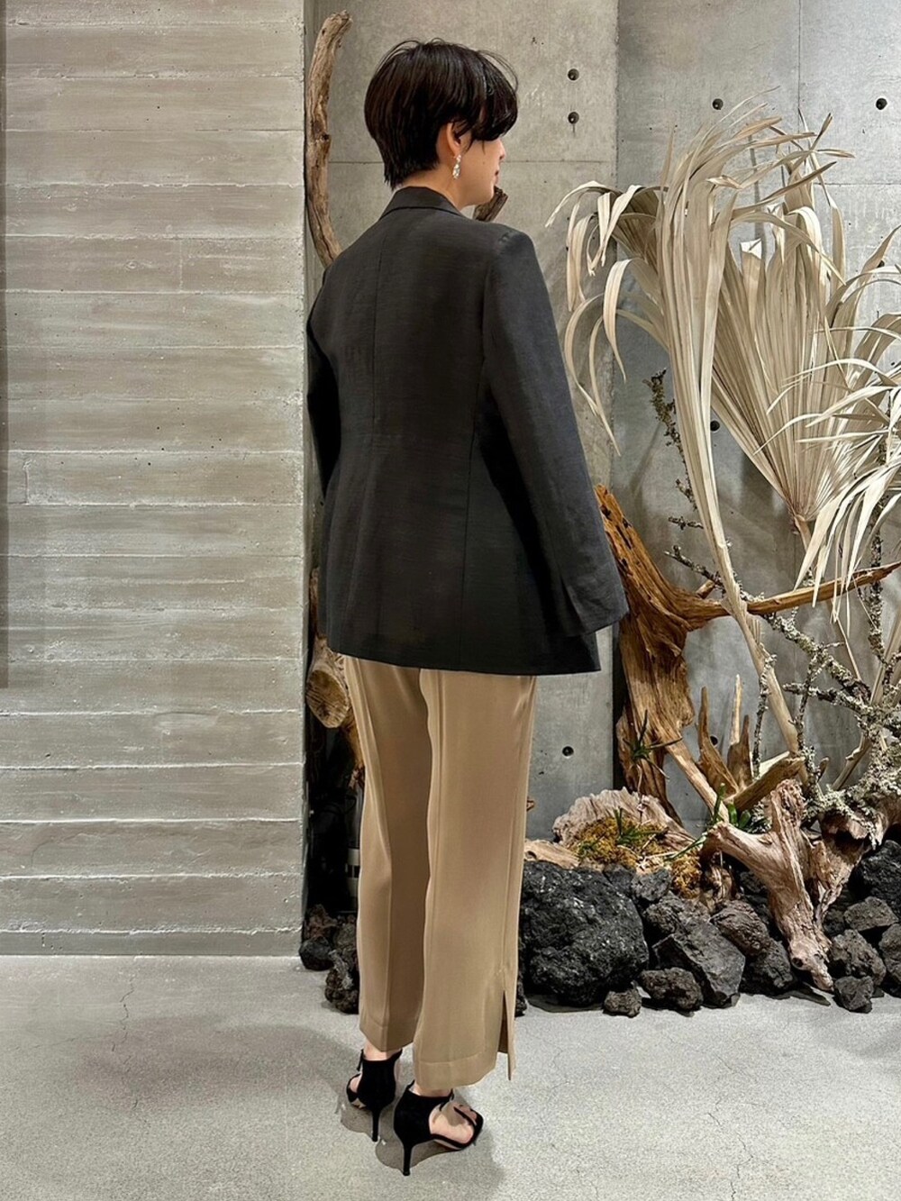 ブラウン系のその他パンツ、ブラック系のサンダル、ブラック系のテーラードジャケットを着用したレディースの春コーディネートの3枚目の写真