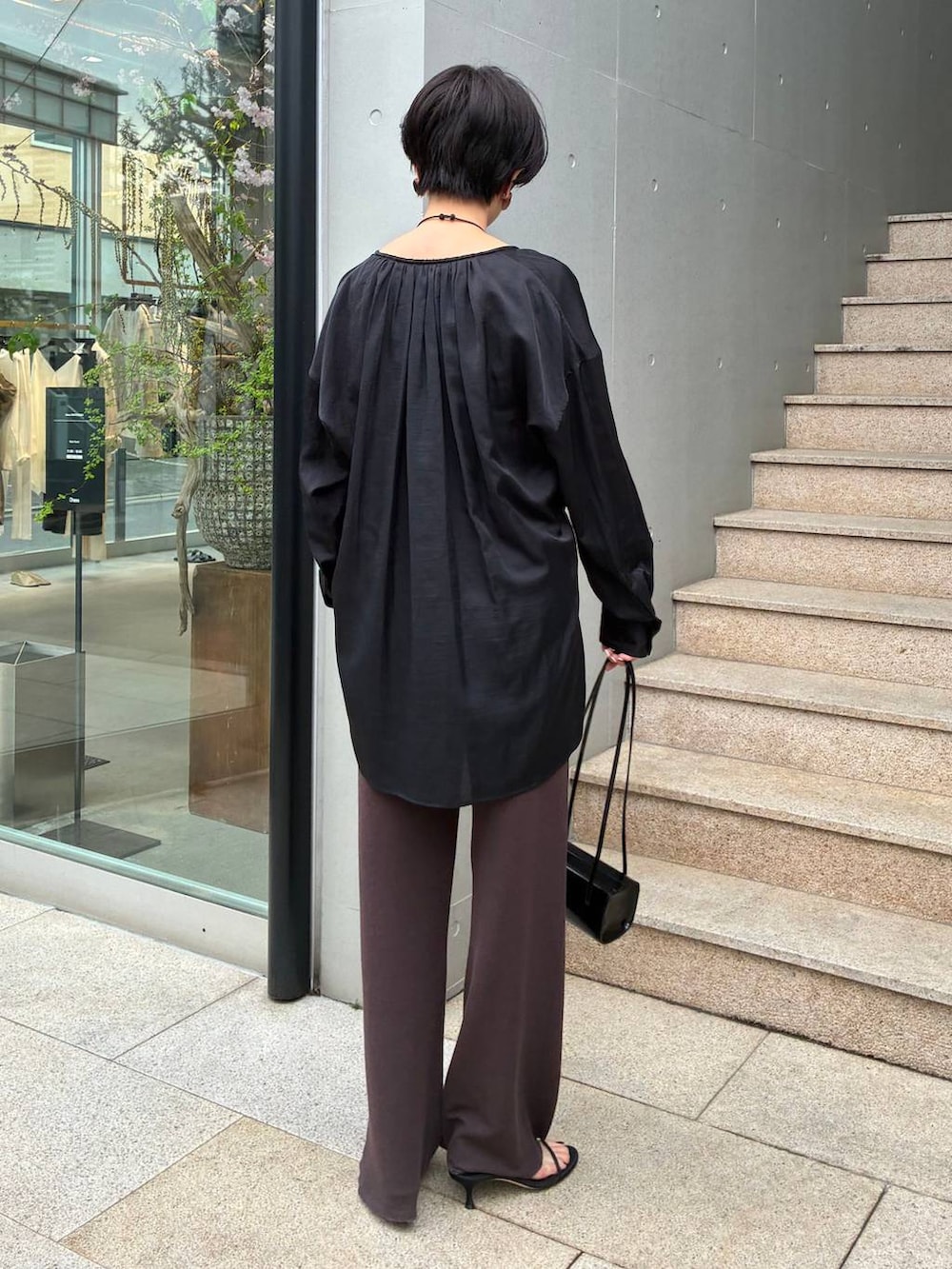 ブラック系のシャツ/ブラウス、ブラウン系のその他パンツを着用したレディースの春コーディネートの4枚目の写真