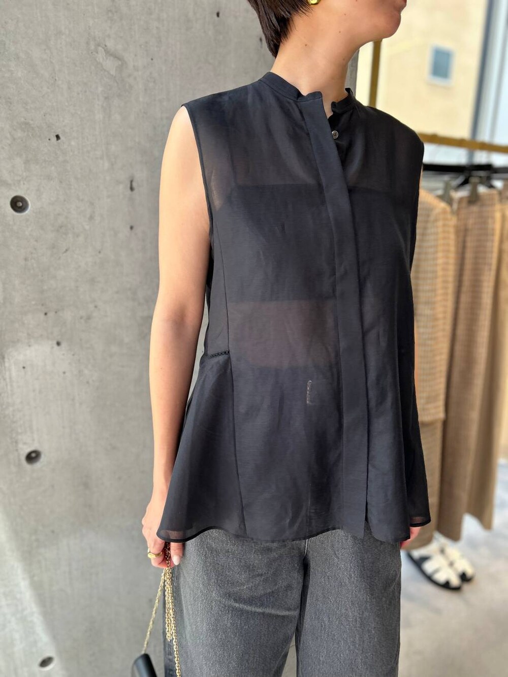 ブラック系のキャミソール、ブラック系のサンダル、ブラック系のデニムパンツを着用したレディースの夏コーディネートの7枚目の写真