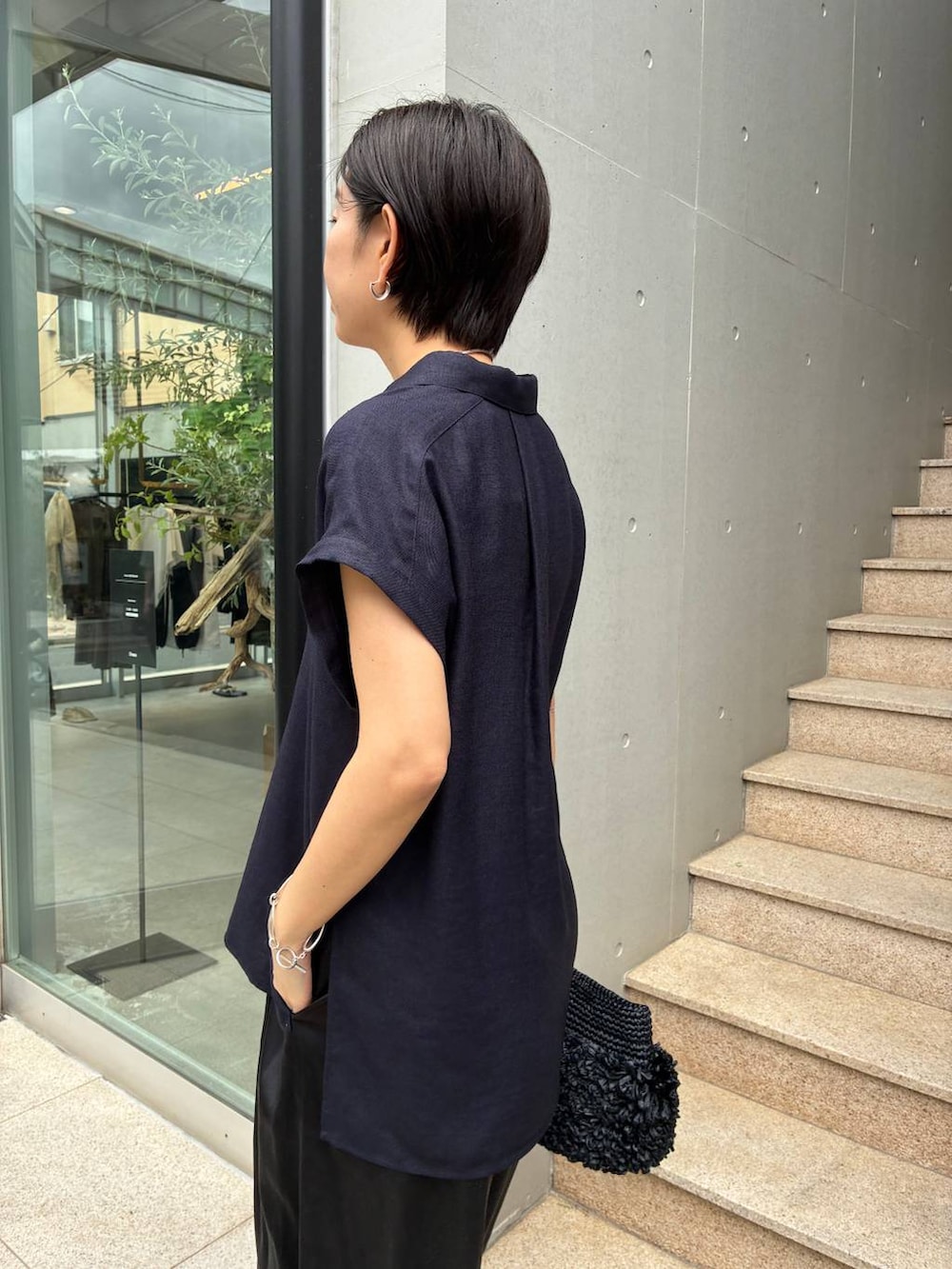 ブルー系のシャツ/ブラウス、ブラック系のその他パンツ、ブラック系のサンダルを着用したレディースの春コーディネートの6枚目の写真