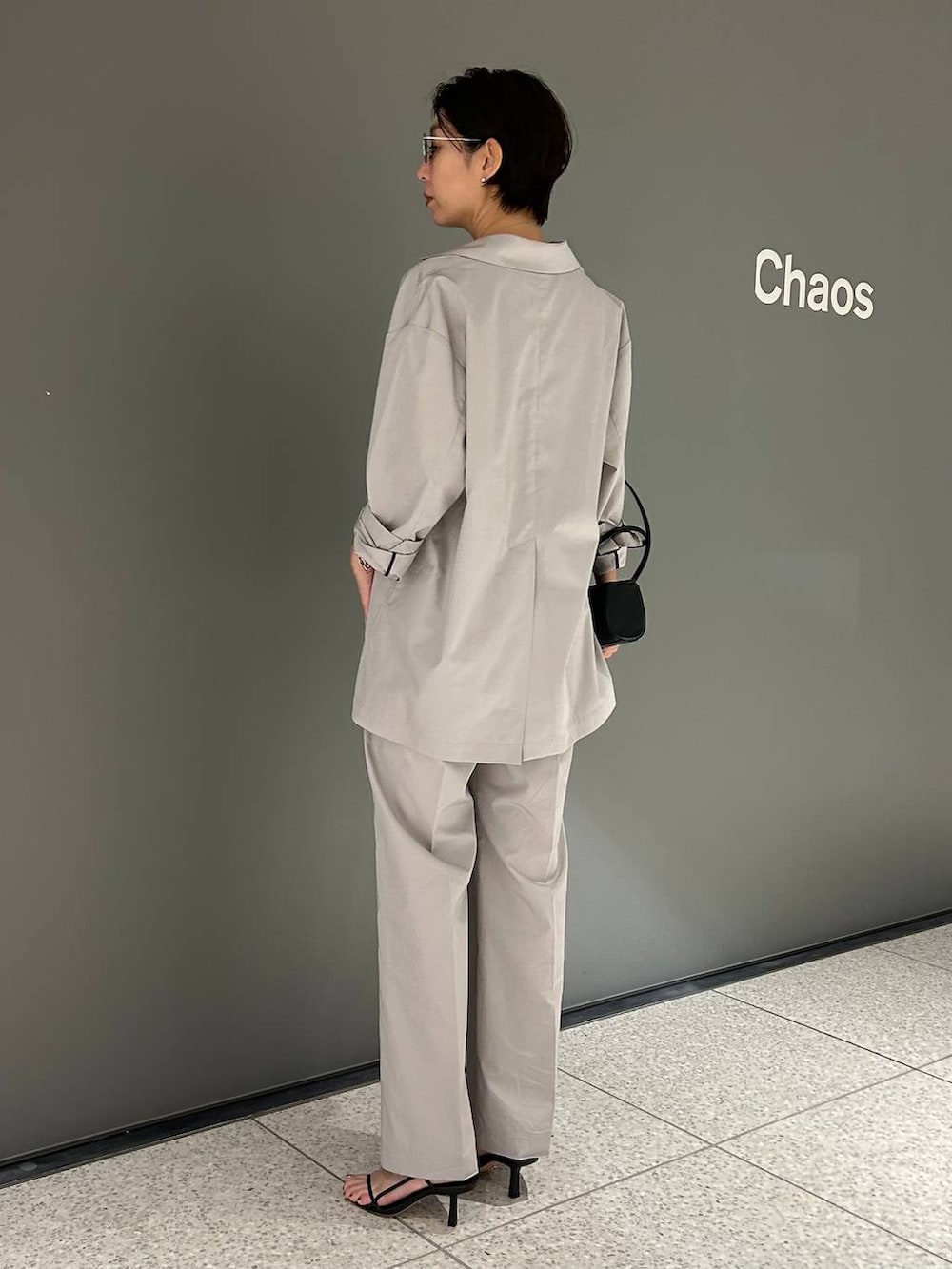 ブラック系のキャミソール、ブルー系のTシャツ/カットソー、ブラック系のタンクトップを着用したレディースの夏コーディネートの4枚目の写真