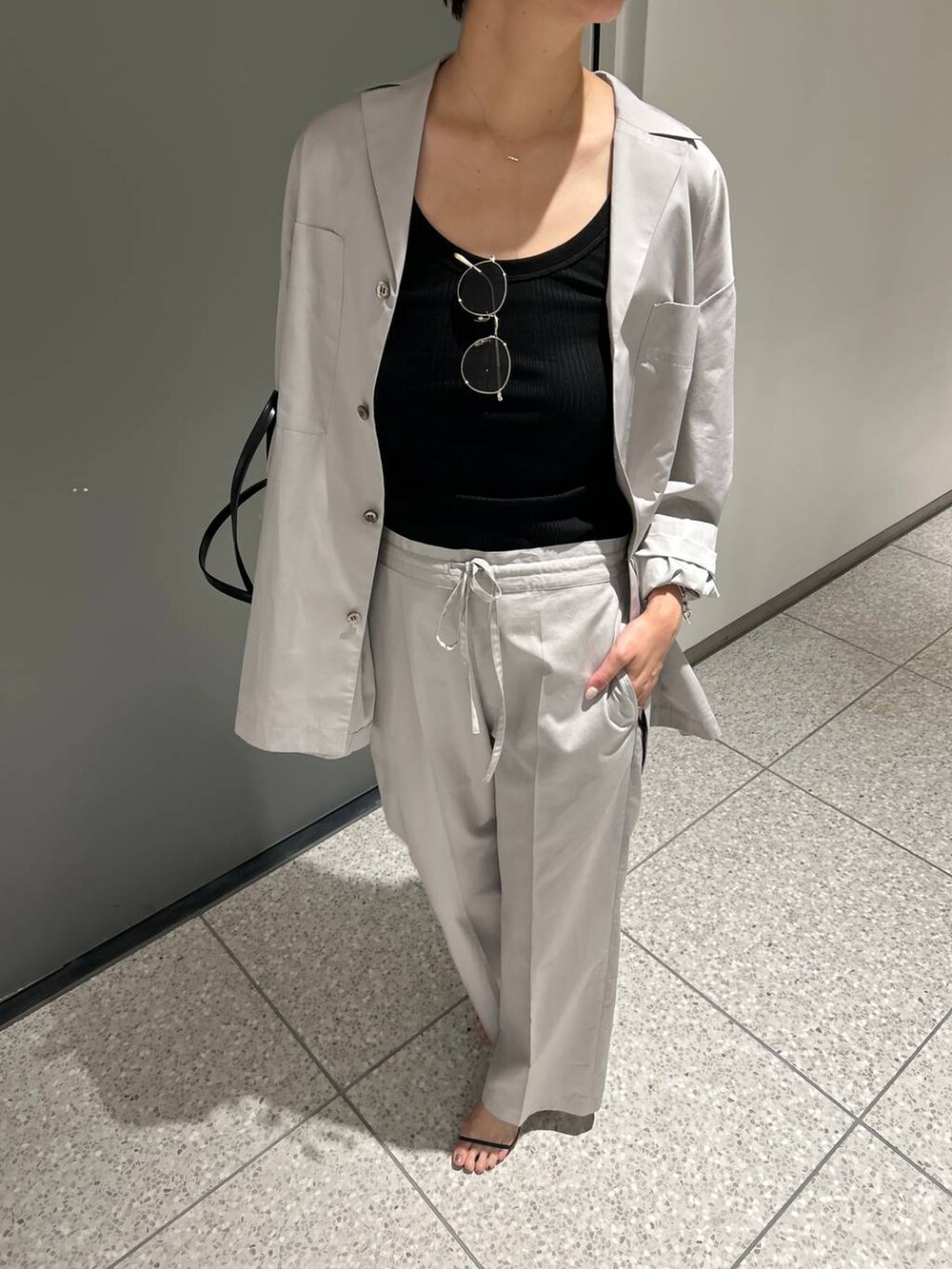 ブラック系のキャミソール、ブルー系のTシャツ/カットソー、ブラック系のタンクトップを着用したレディースの夏コーディネートの6枚目の写真