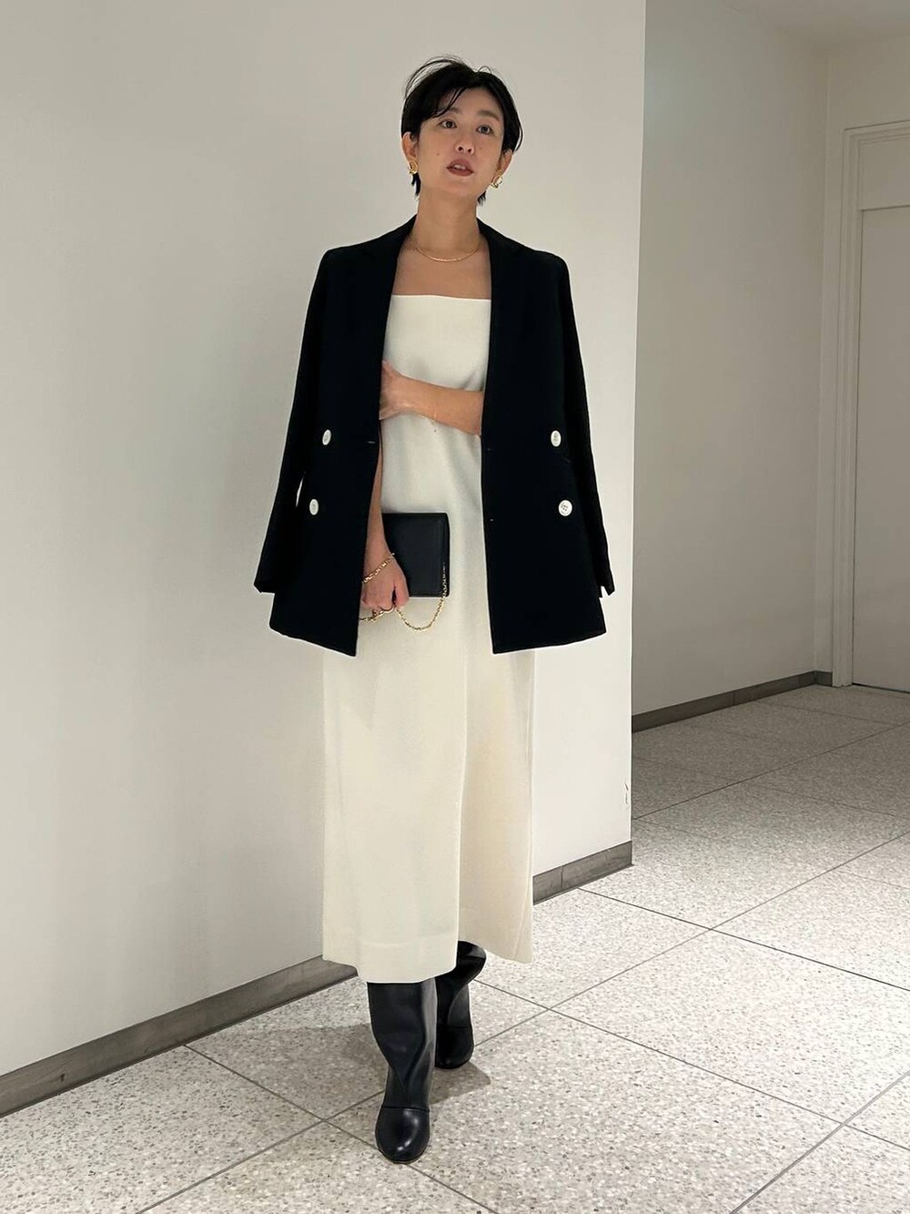 ブラック系のテーラードジャケットを着用したレディースの秋コーディネートの2枚目の写真
