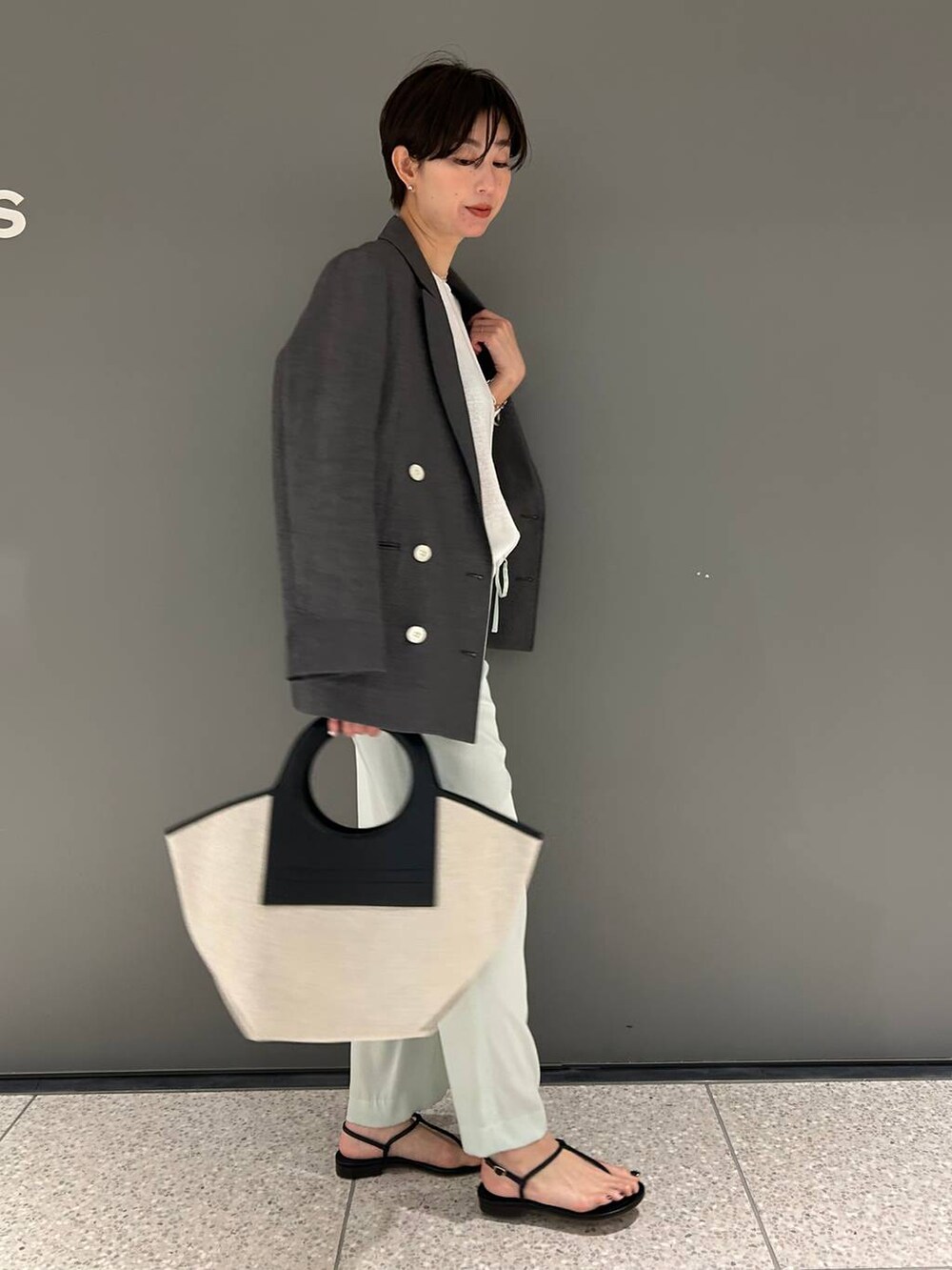 グリーン系のその他パンツ、ホワイト系のニット/セーター、ブラック系のテーラードジャケットを着用したレディースの春コーディネートの4枚目の写真