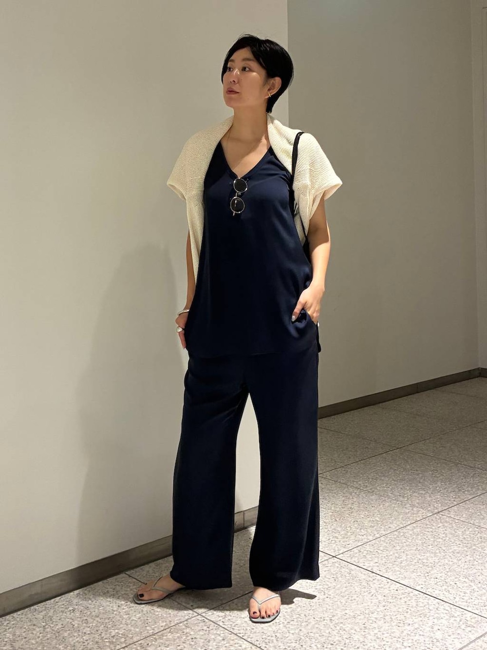ブルー系のその他パンツ、ブルー系のシャツ/ブラウス、ホワイト系のニット/セーターを着用したレディースの夏コーディネートの3枚目の写真
