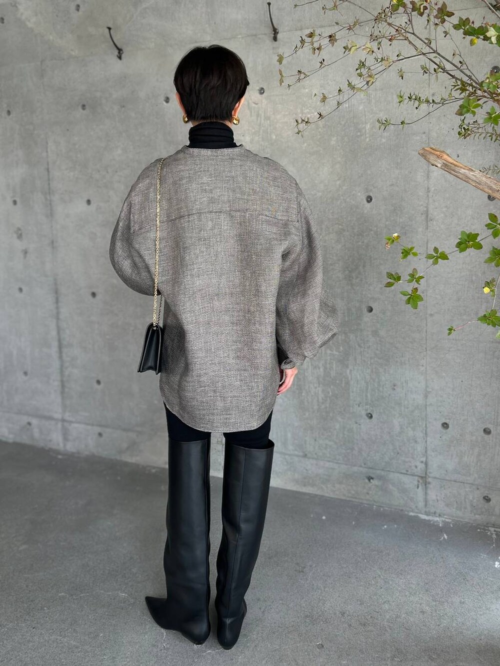 ブラック系のニット/セーター、ブラック系のその他パンツ、ブラック系のシャツ/ブラウスを着用したレディースの秋コーディネートの5枚目の写真