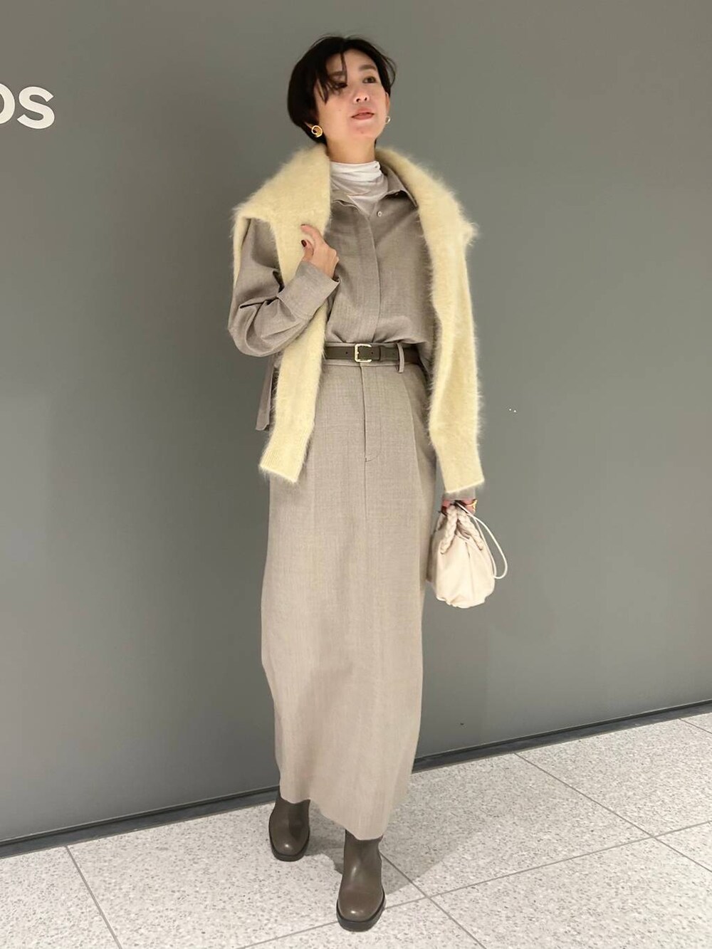 ホワイト系のその他トップス、イエロー系のニット/セーター、ベージュ系のスカートを着用したレディースの秋コーディネートの2枚目の写真