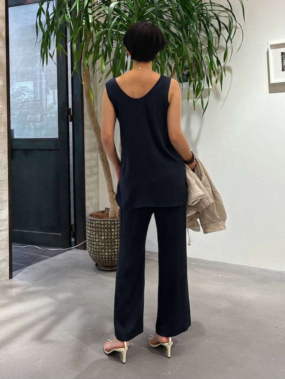 ブルー系のその他パンツ、ブルー系のシャツ/ブラウス、ホワイト系のブルゾンを着用したレディースの春コーディネートの8枚目の写真