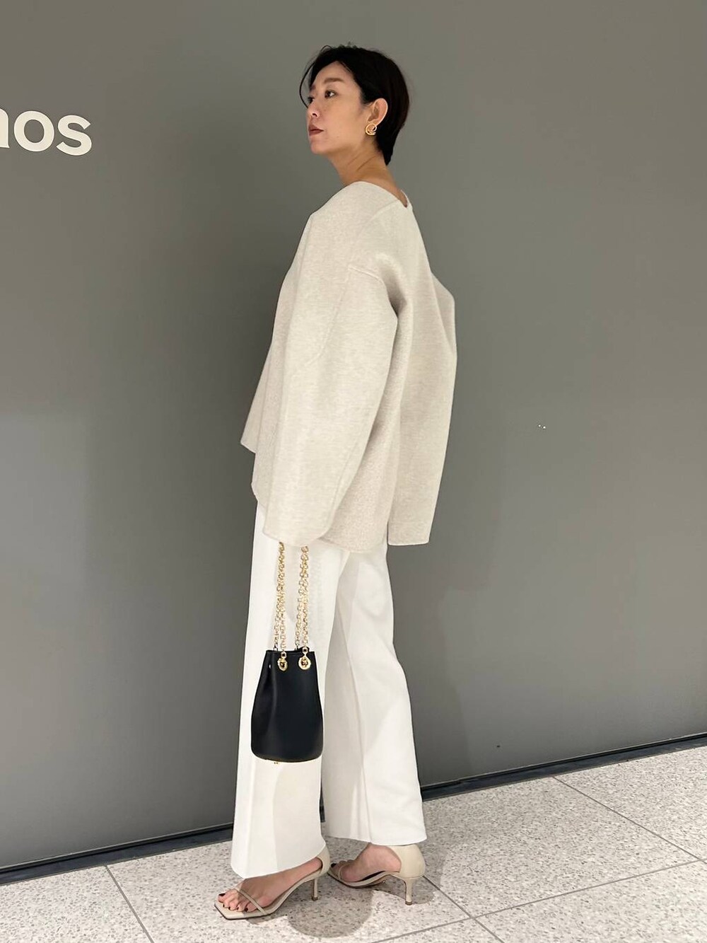 ホワイト系のその他パンツ、ホワイト系のその他トップス、ベージュ系のサンダルを着用したレディースの秋コーディネートの4枚目の写真