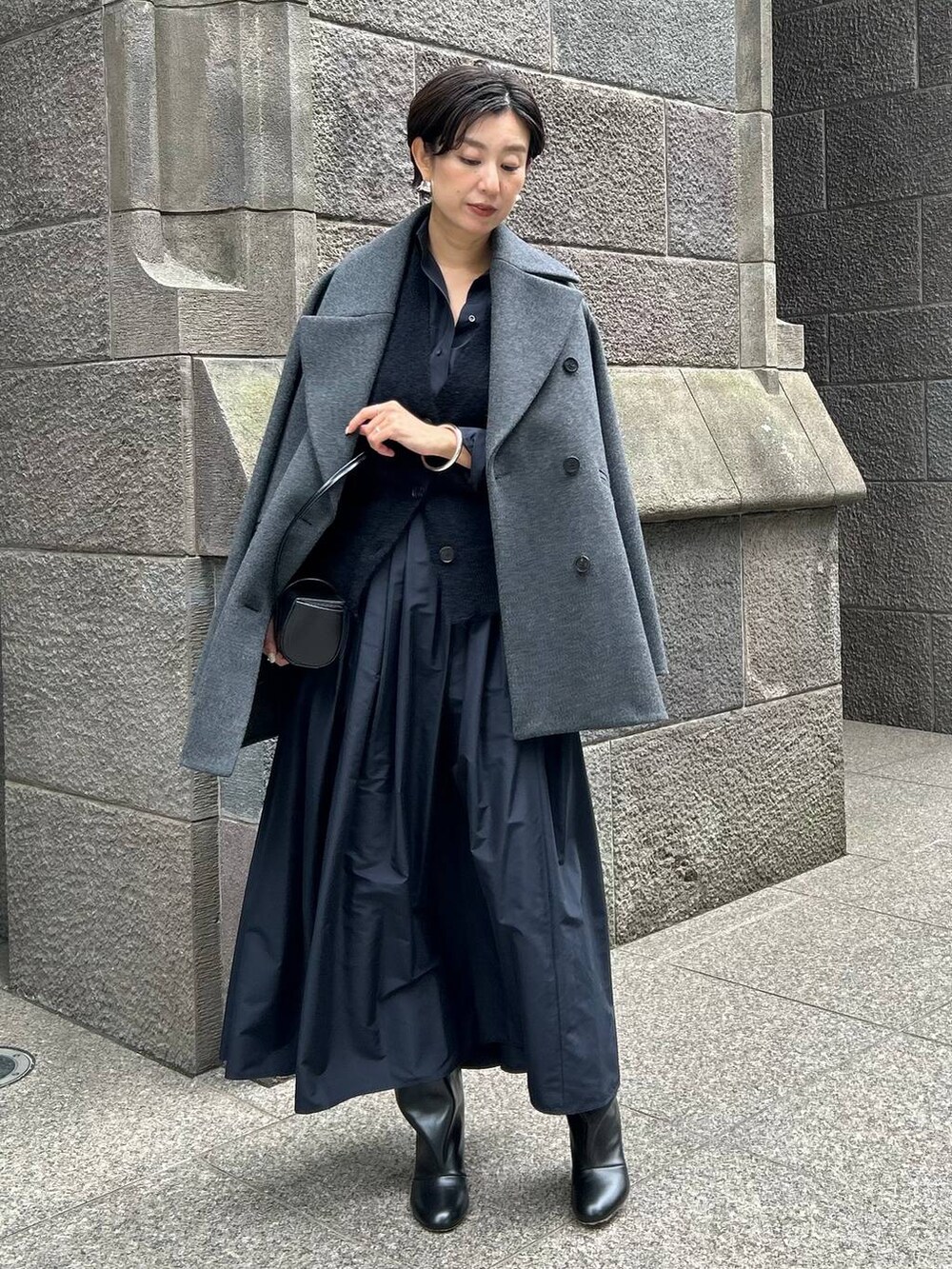 ブルー系のカーディガン/ボレロ、ブルー系のシャツ/ブラウス、ブルー系のスカートを着用したレディースの秋コーディネートの7枚目の写真