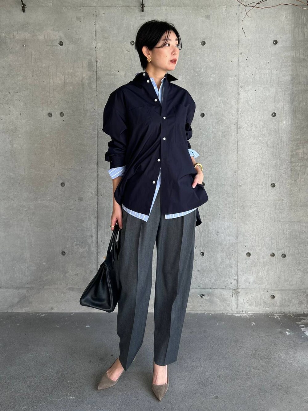 その他のシャツ/ブラウス、ブルー系のシャツ/ブラウス、グレー系のスラックスを着用したレディースの冬コーディネートの2枚目の写真