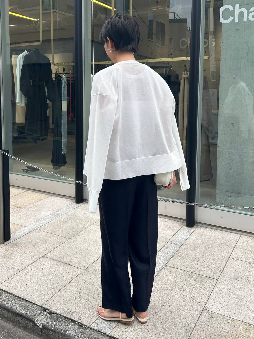 ホワイト系のチューブトップ、ホワイト系のカーディガン/ボレロ、ホワイト系のカーディガン/ボレロを着用したレディースの春コーディネートの4枚目の写真