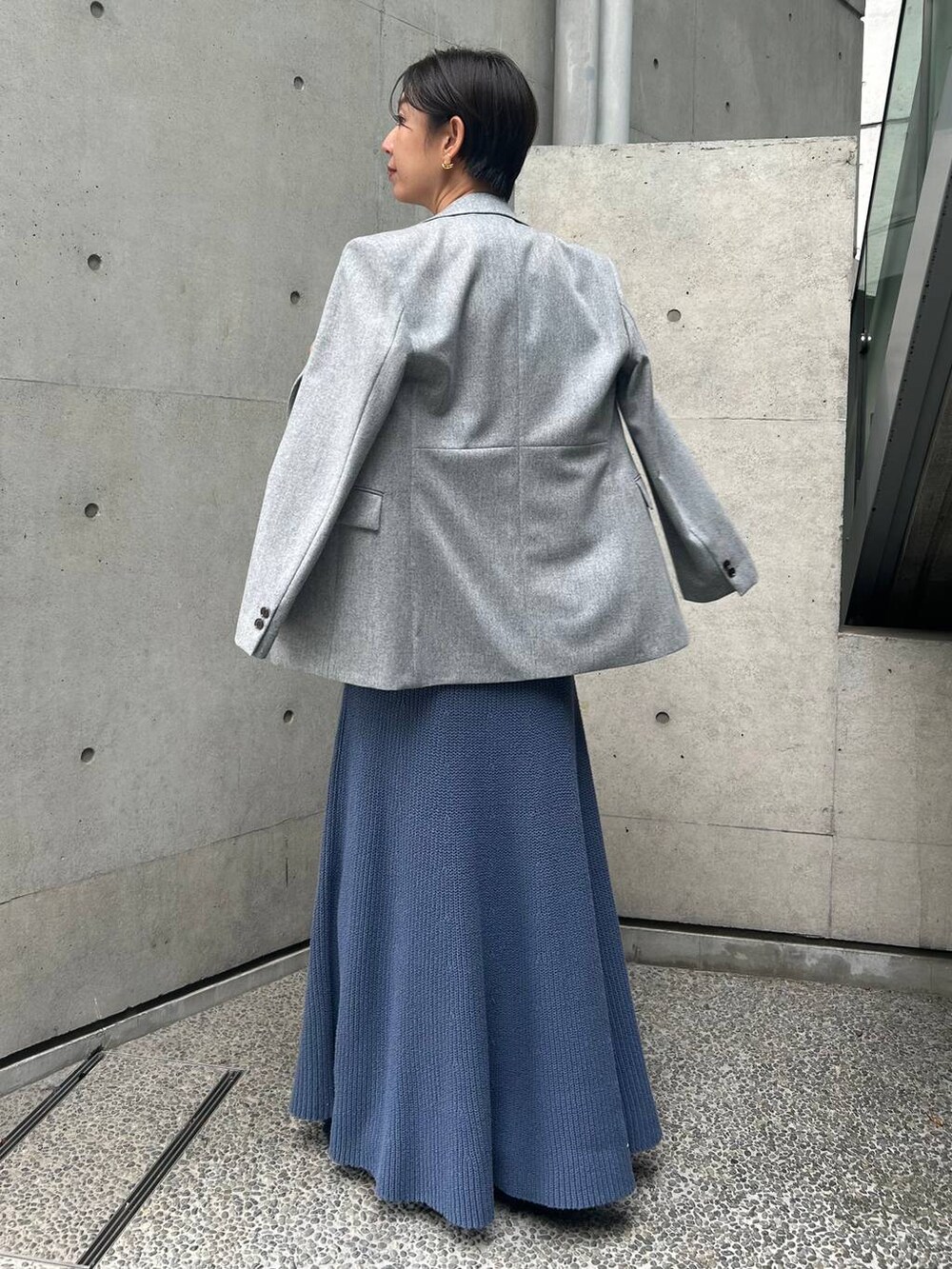 ブラック系のキャミソール、ホワイト系のTシャツ/カットソー、ブルー系のスカートを着用したレディースの秋コーディネートの3枚目の写真