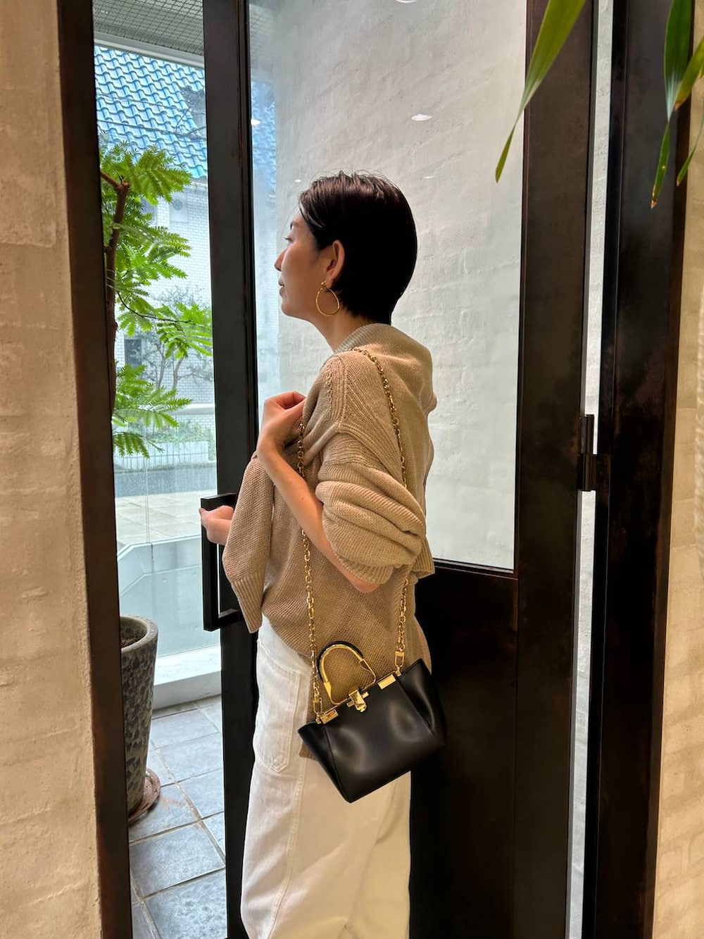 ホワイト系のその他トップス、ベージュ系のニット/セーター、ベージュ系のカーディガン/ボレロを着用したレディースの春コーディネートの9枚目の写真