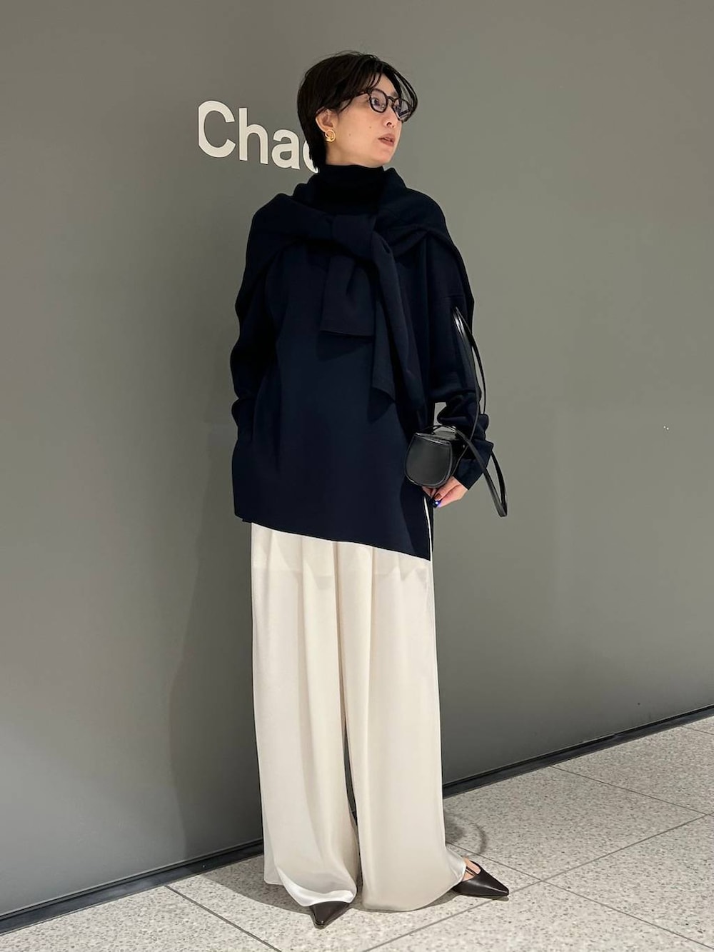 ブルー系のニット/セーター、ブルー系のニット/セーター、ホワイト系のその他パンツを着用したレディースの秋コーディネートの4枚目の写真