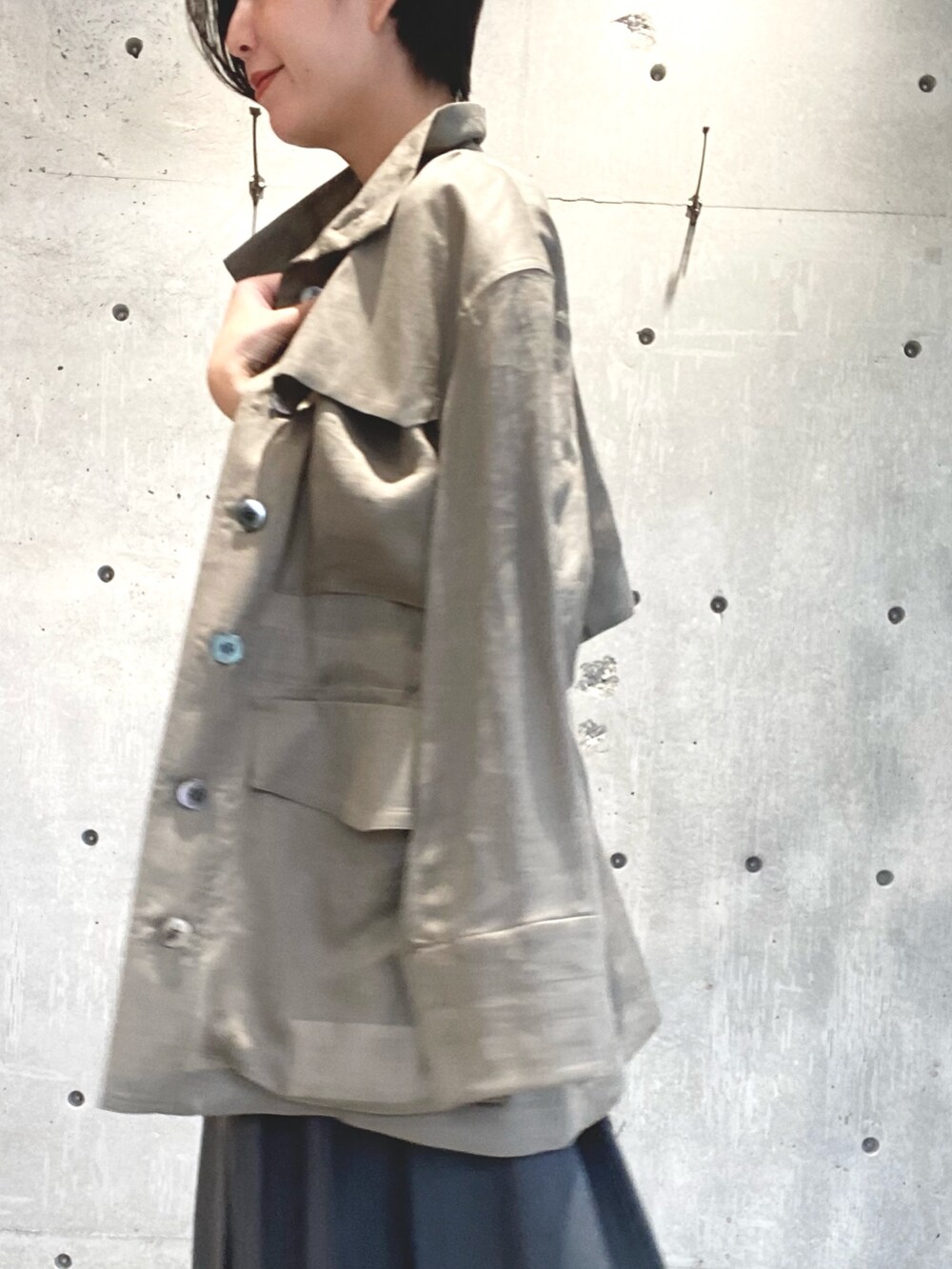 ベージュ系のジャケット/アウター、グレー系のワンピース/ドレス、ベージュ系のサンダルを着用したレディースの夏コーディネートの4枚目の写真