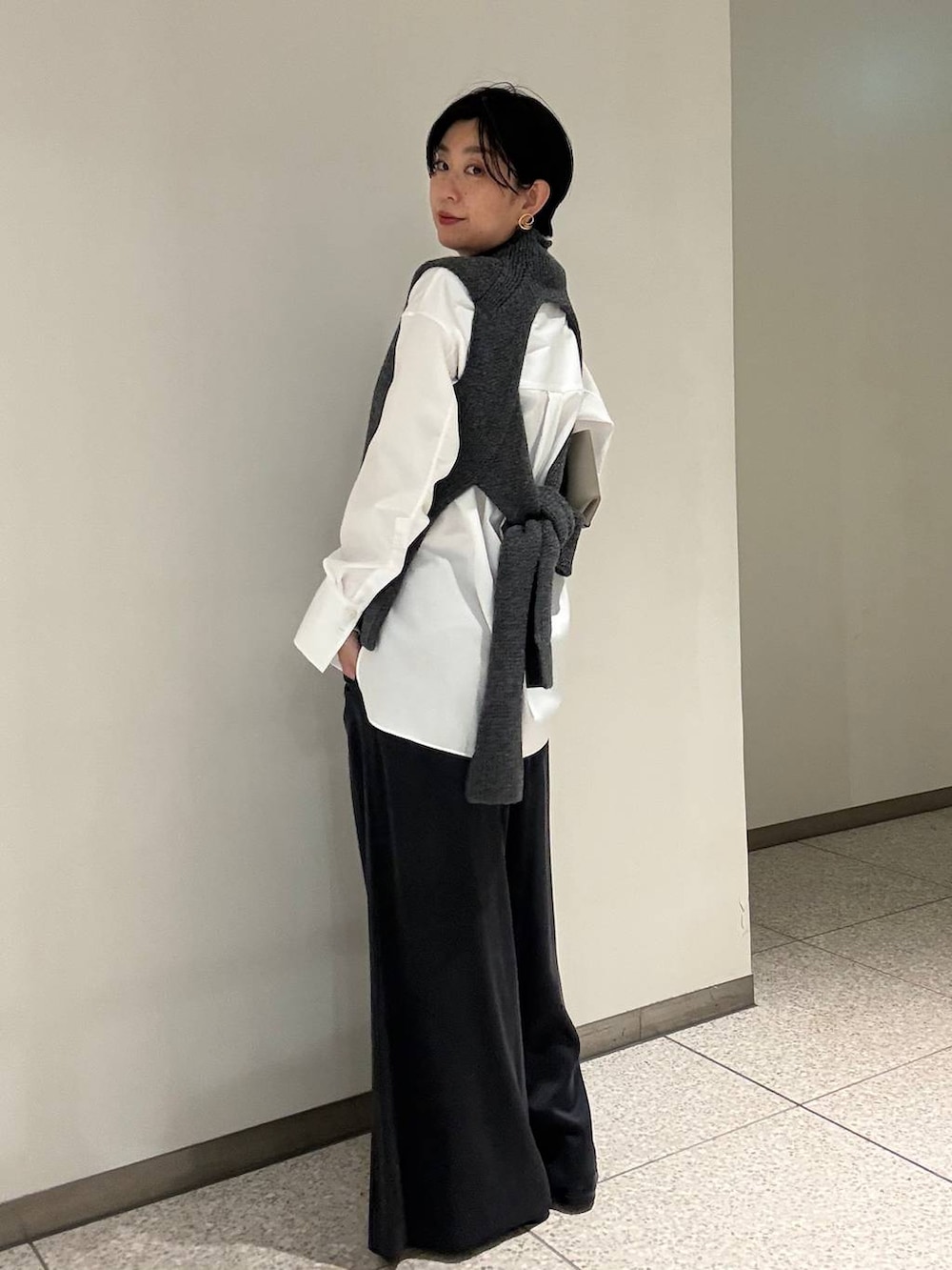 ブルー系のその他パンツ、ホワイト系のシャツ/ブラウス、イエロー系のピーコートを着用したレディースの秋コーディネートの8枚目の写真